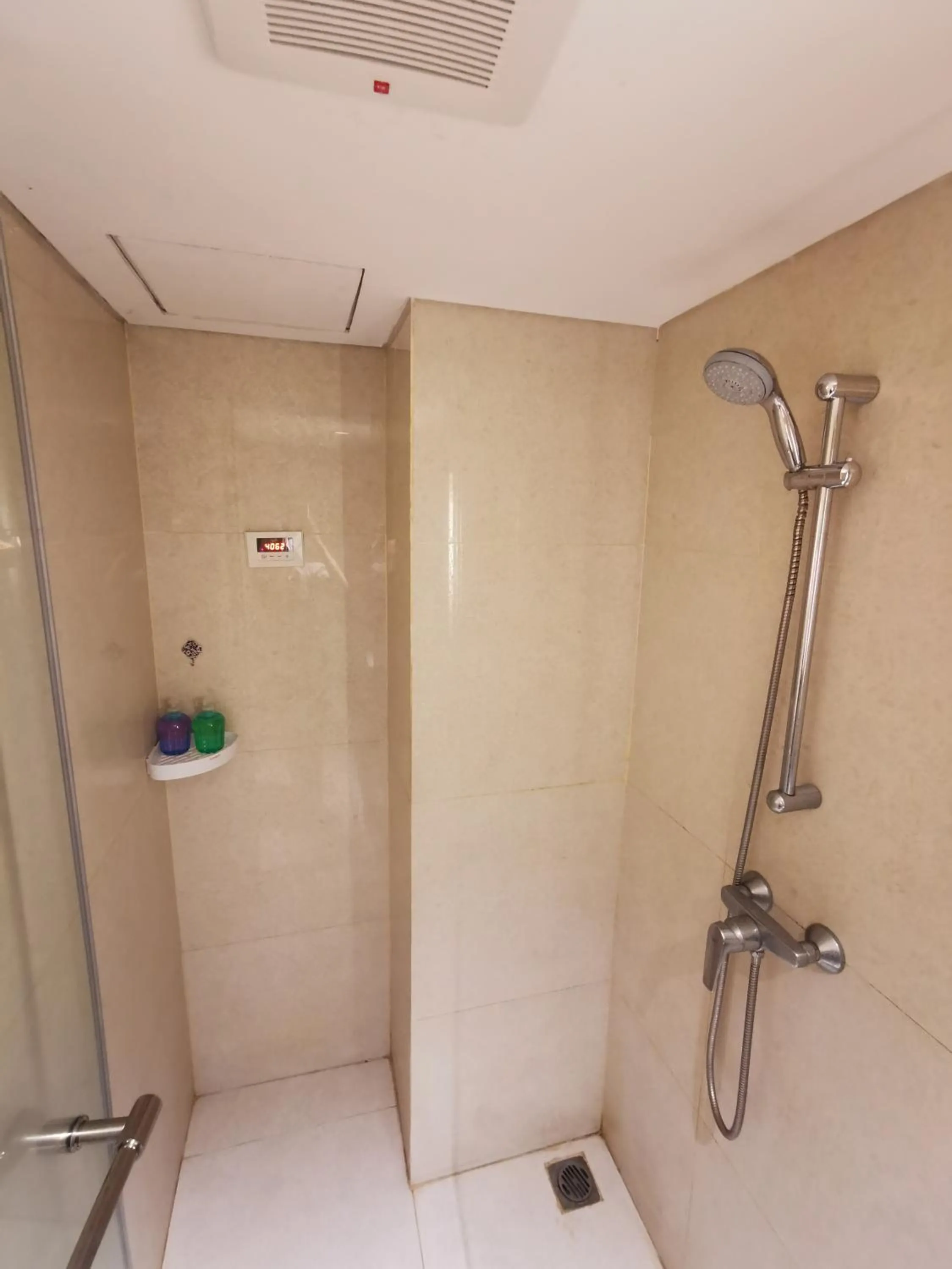 Shower in Warhol Residence Semarang Simpang Lima