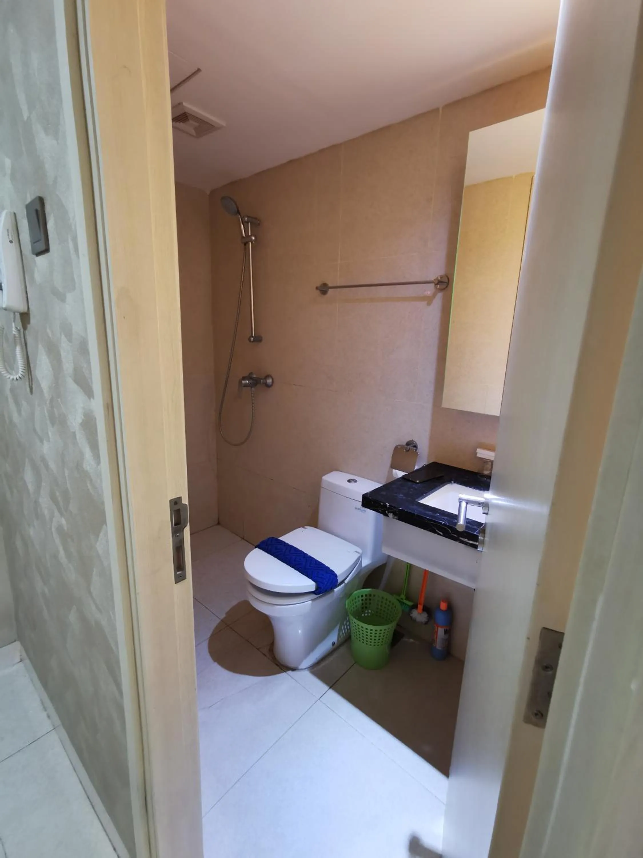 Shower in Warhol Residence Semarang Simpang Lima