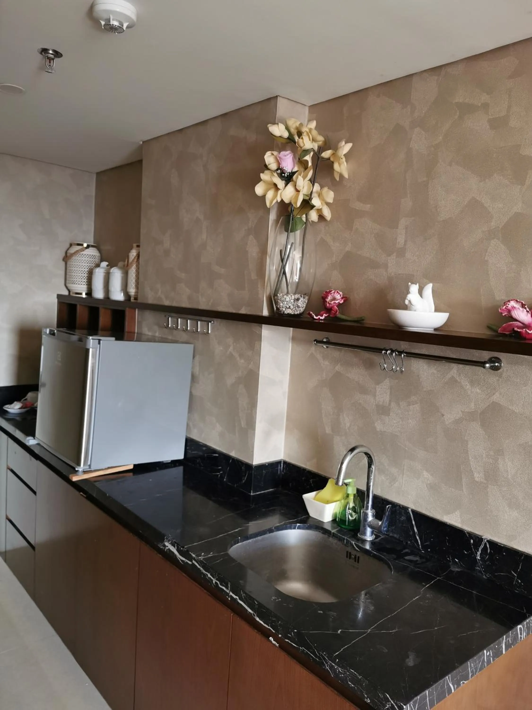 Kitchen or kitchenette in Warhol Residence Semarang Simpang Lima