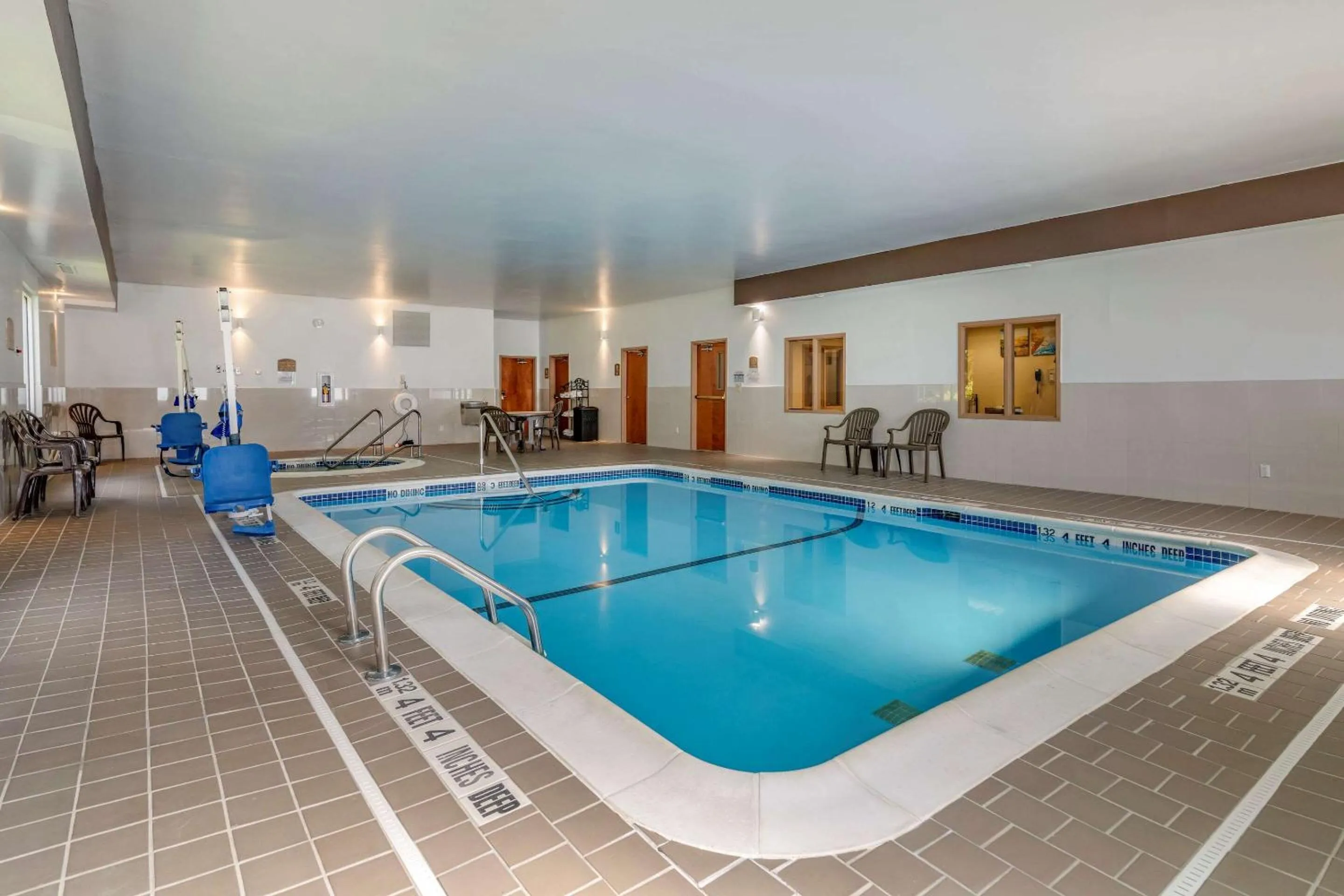 Swimming pool in Comfort Inn Glenmont - Albany South