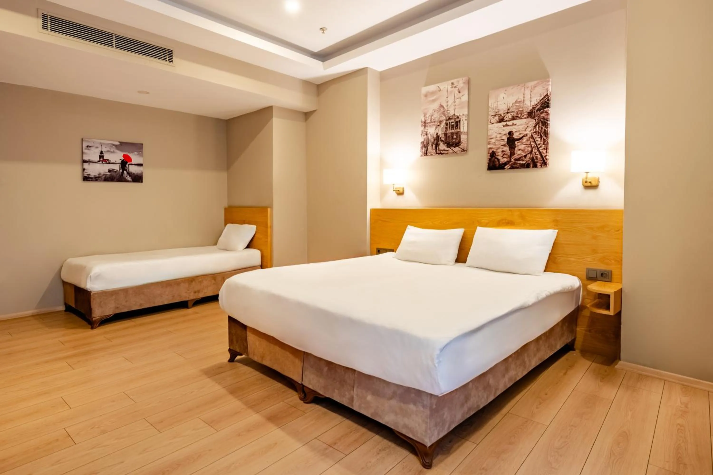 Photo of the whole room, Bed in Beyoglu MLS Hotel