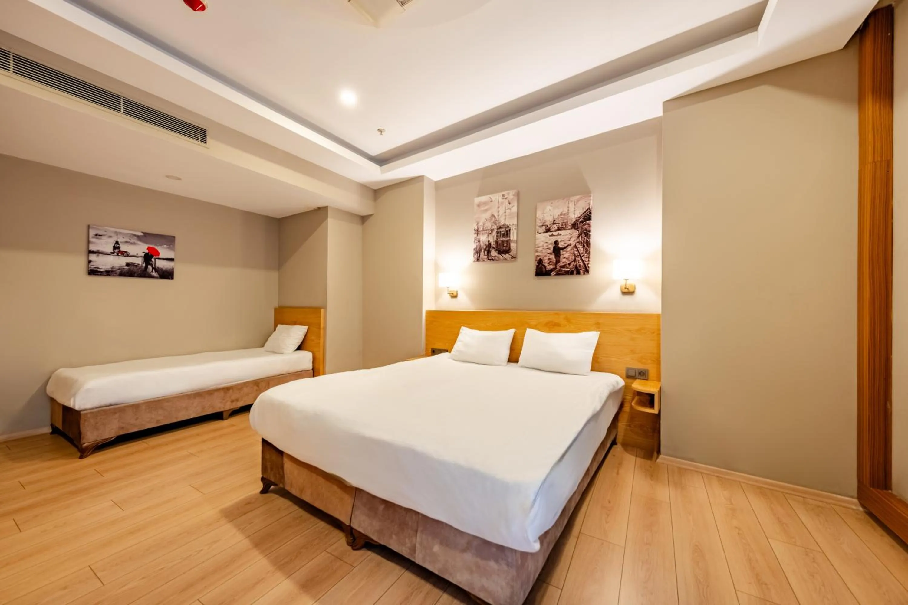 Photo of the whole room, Bed in Beyoglu MLS Hotel