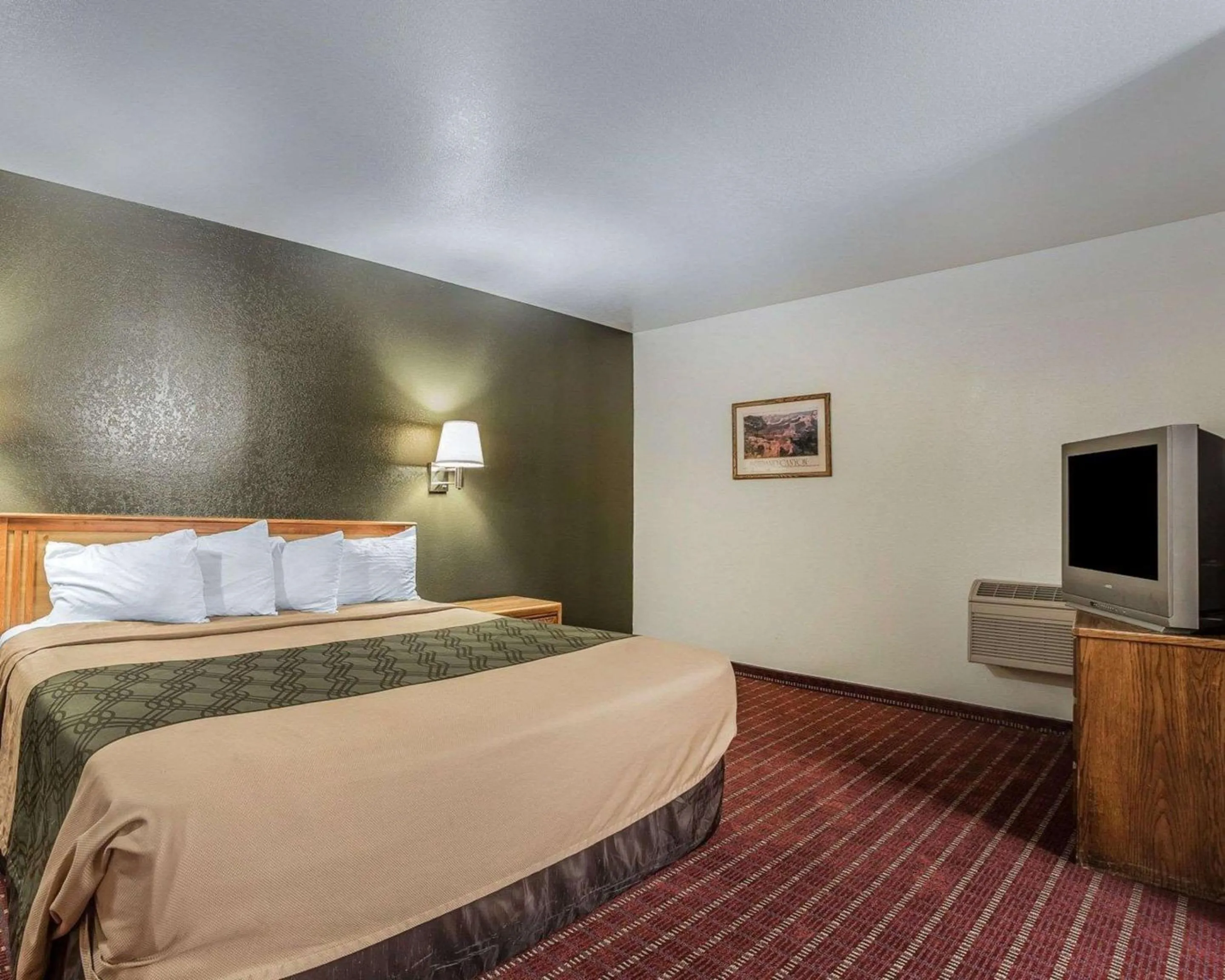 Photo of the whole room, Bed in Rodeway Inn Hurricane - Zion National Park Area