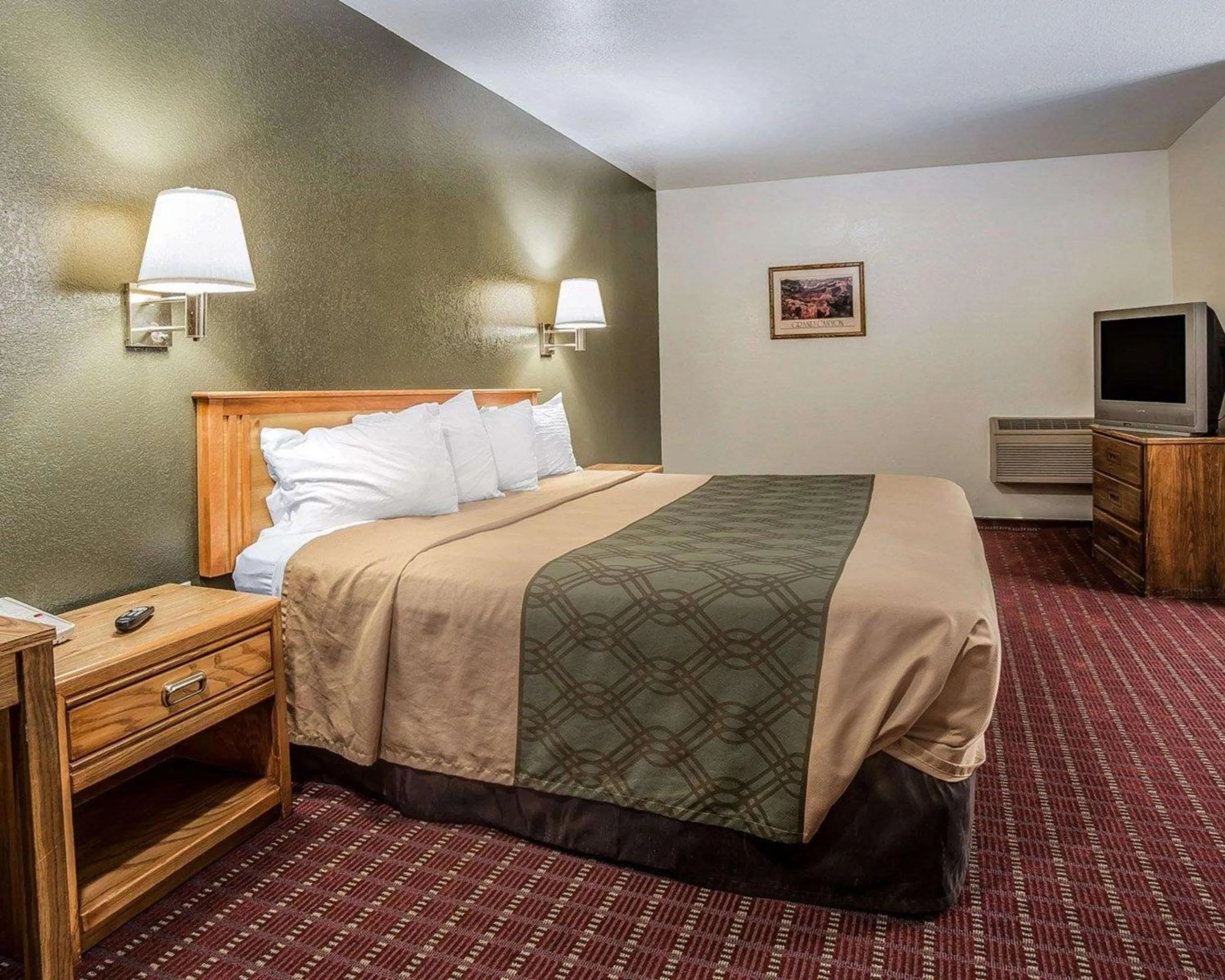 Photo of the whole room, Bed in Rodeway Inn Hurricane - Zion National Park Area