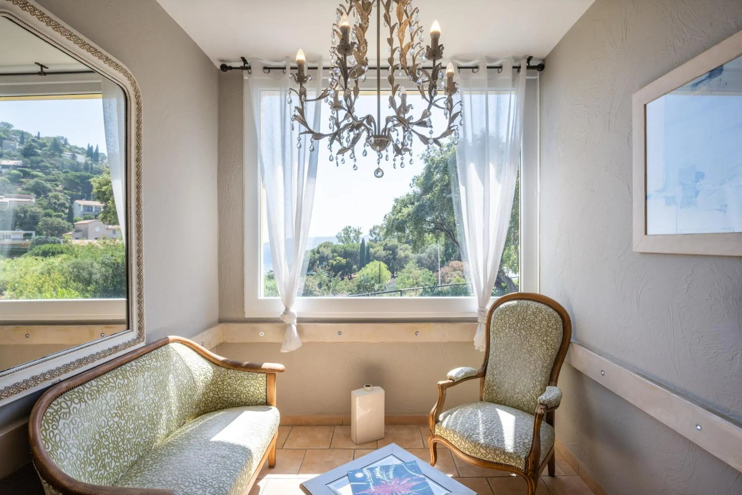Living room in Hôtel de La Fossette