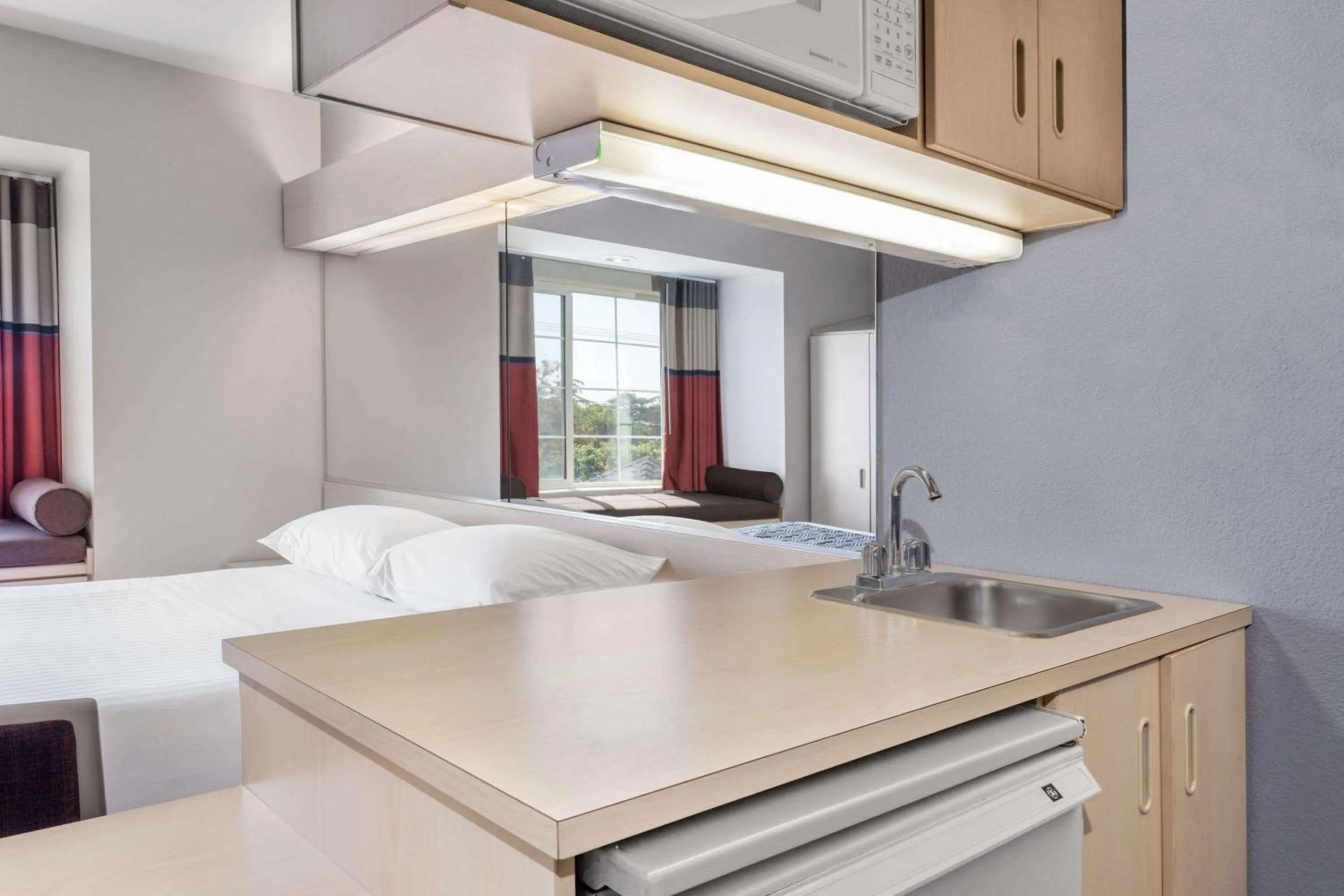 Photo of the whole room, Bed in Microtel Inn & Suites Modesto