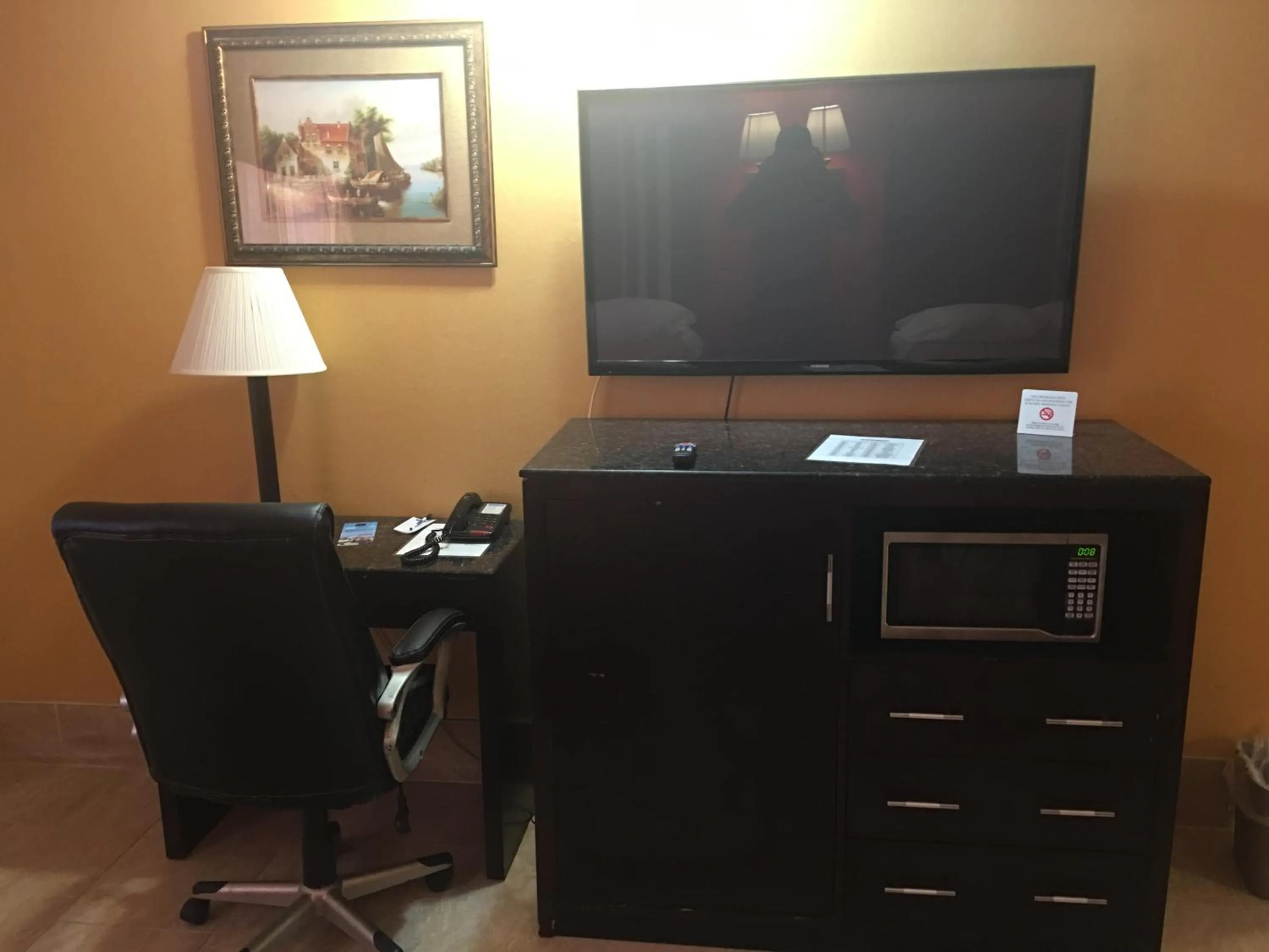 Travelodge by Wyndham Bay Shore Long Island