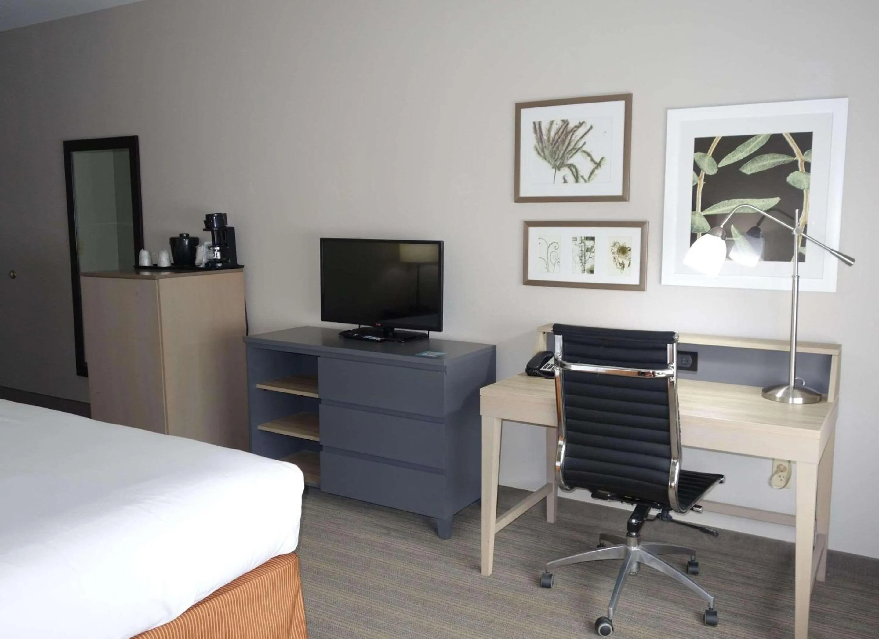 Bedroom, Bed in Country Inn & Suites by Radisson, Round Rock, TX