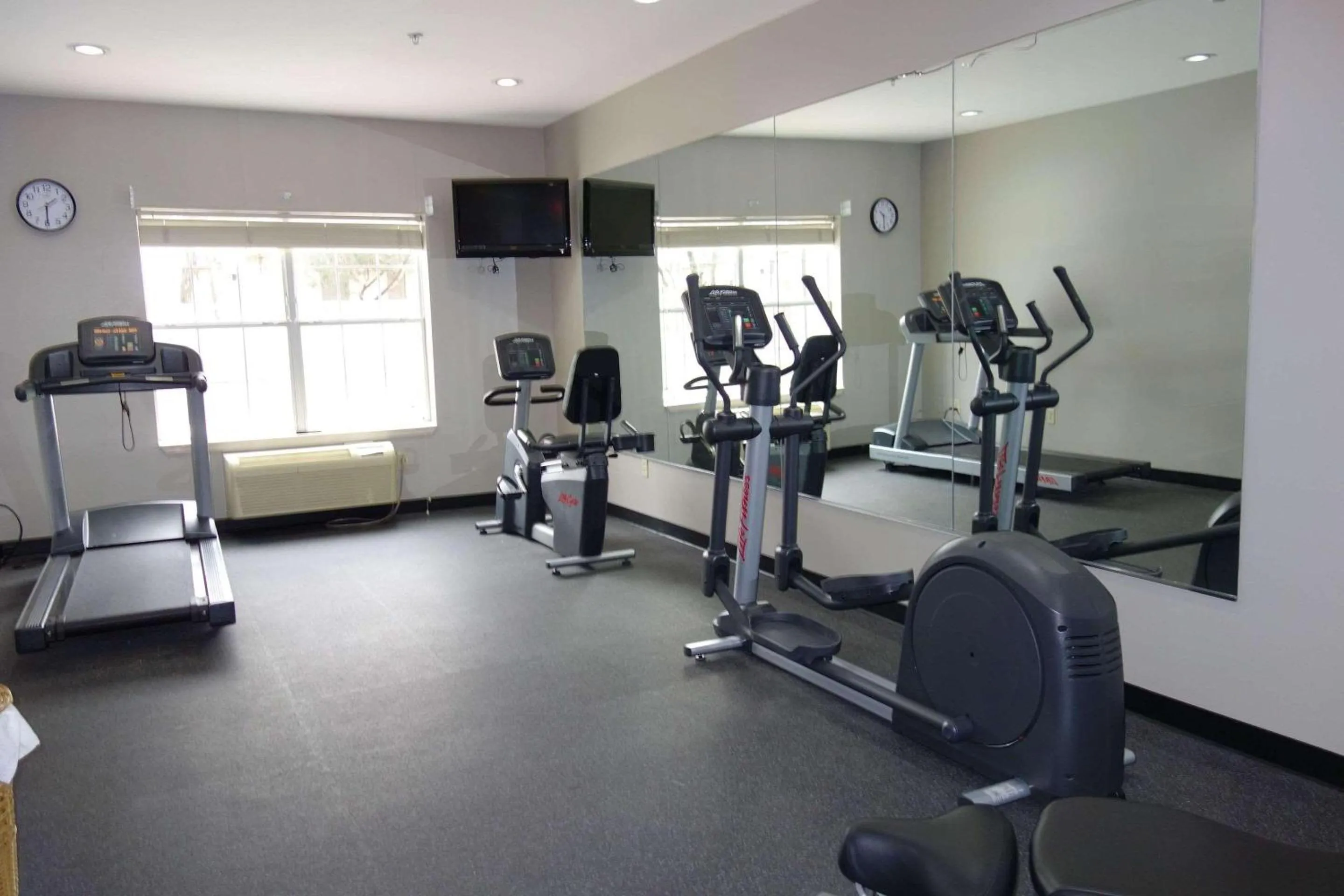 Fitness centre/facilities in Country Inn & Suites by Radisson, Round Rock, TX