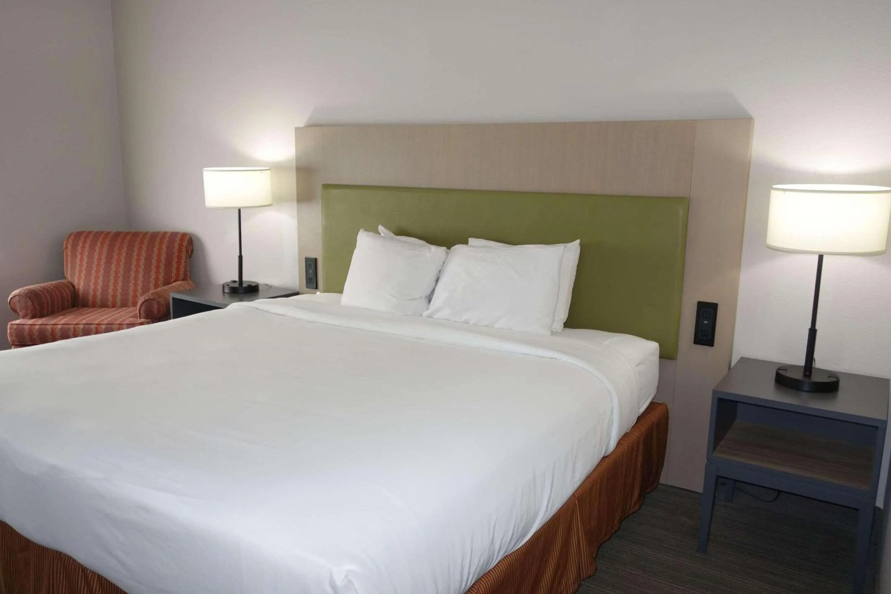 Bedroom, Bed in Country Inn & Suites by Radisson, Round Rock, TX