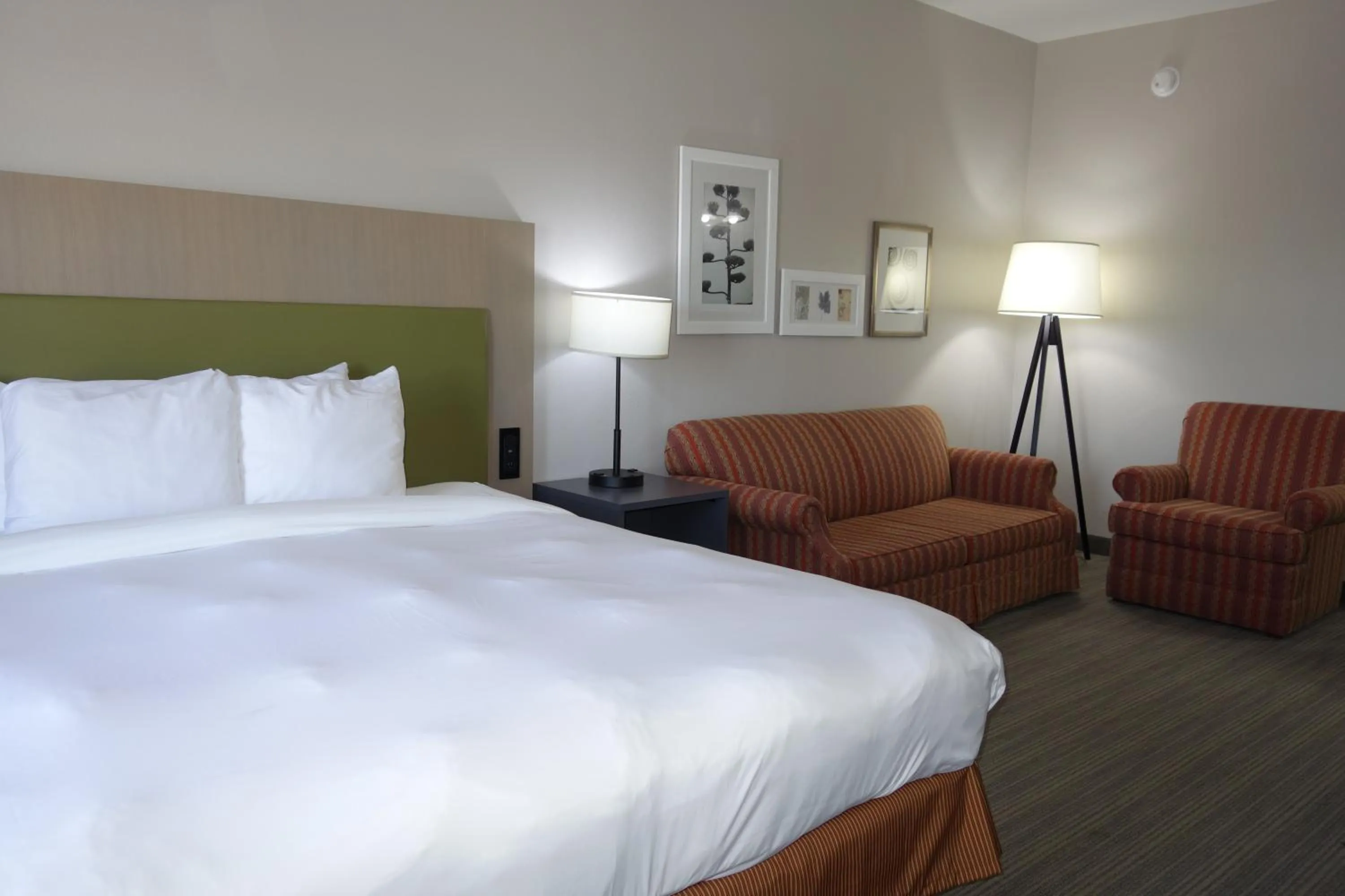 Bed in Country Inn & Suites by Radisson, Round Rock, TX