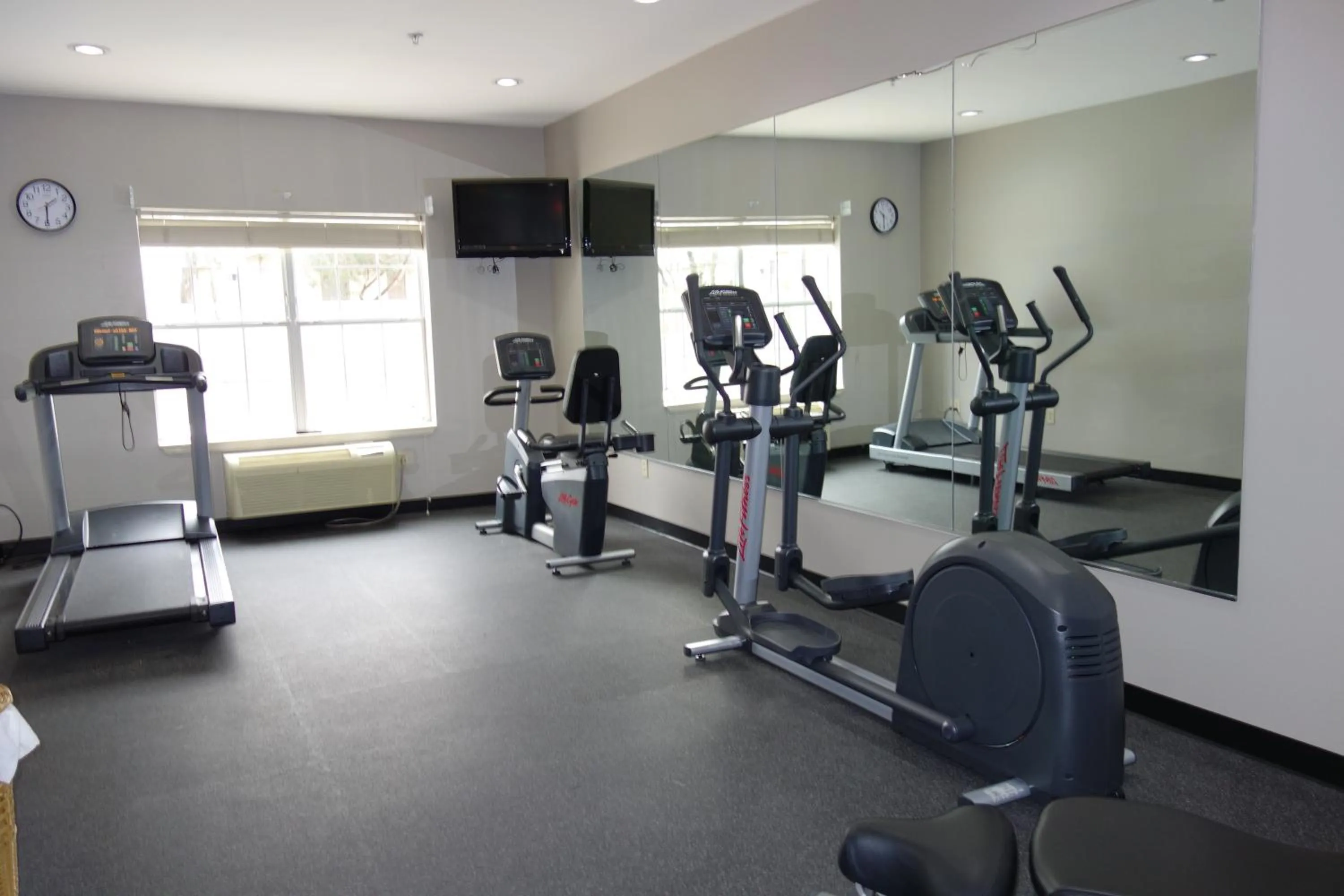 Fitness centre/facilities in Country Inn & Suites by Radisson, Round Rock, TX