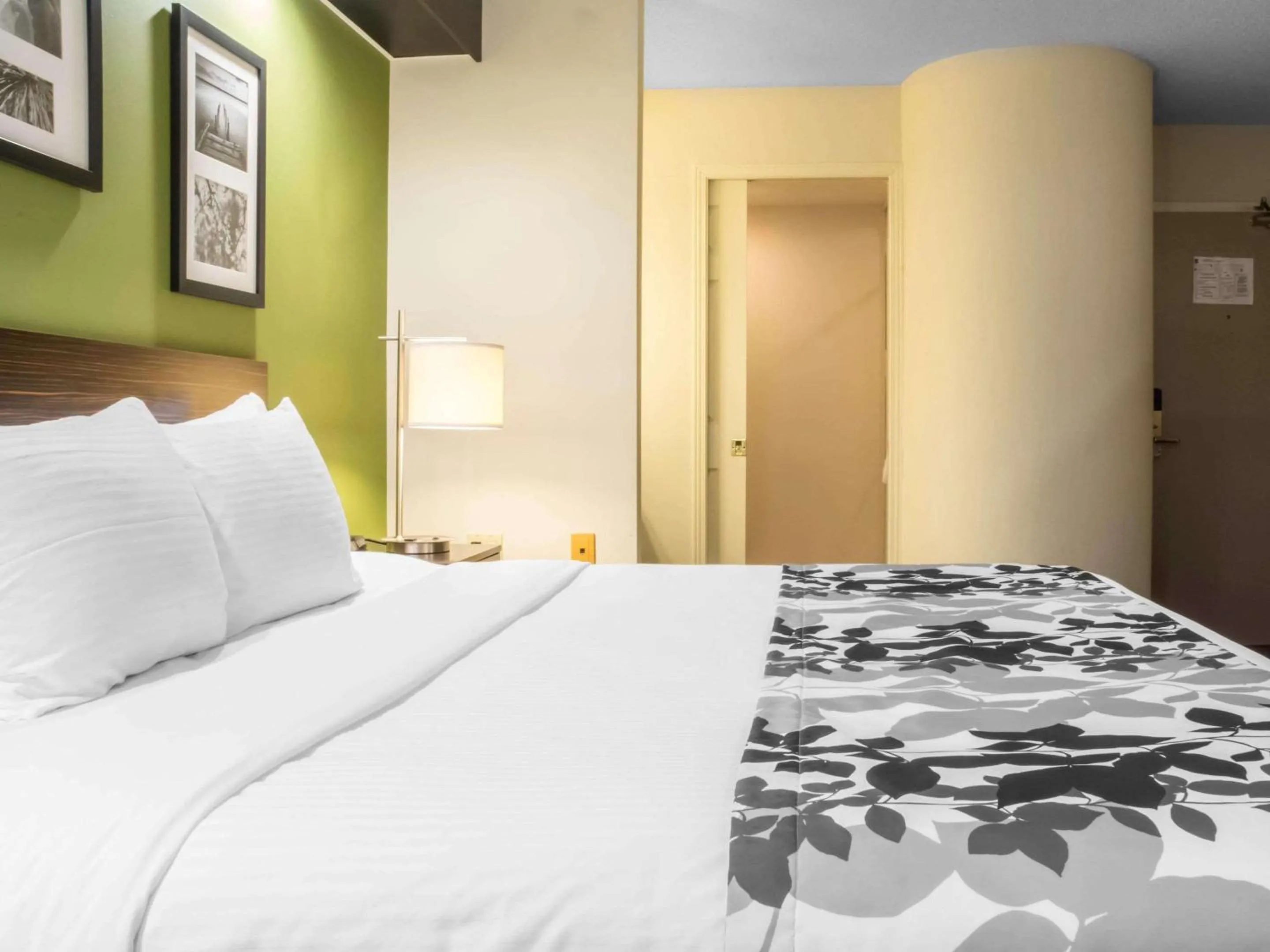 Bedroom, Bed in Sleep Inn Muskoka