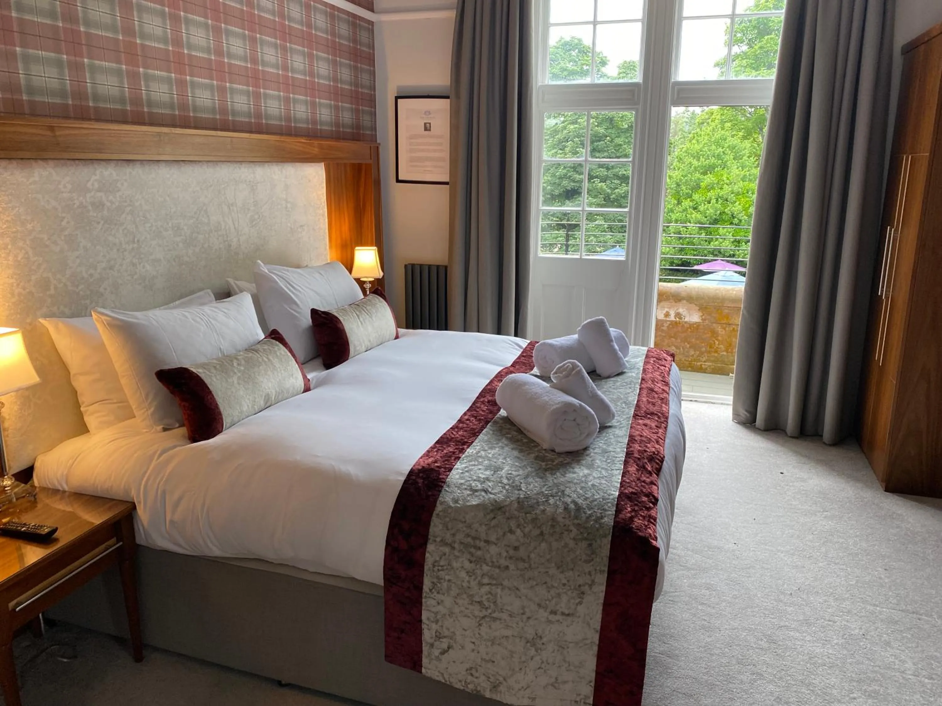 Bed in The Craigie Hotel