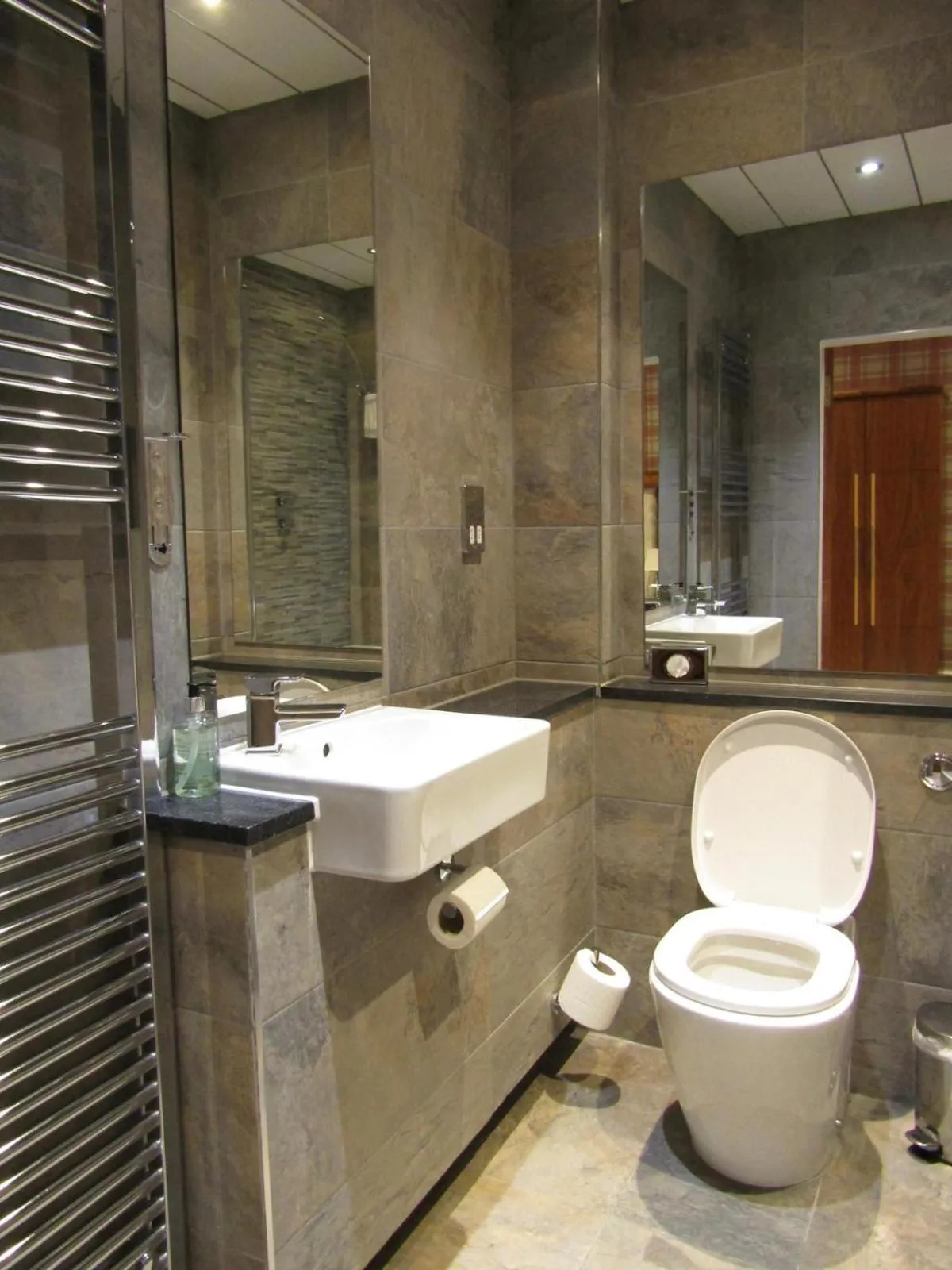 Bathroom in The Craigie Hotel