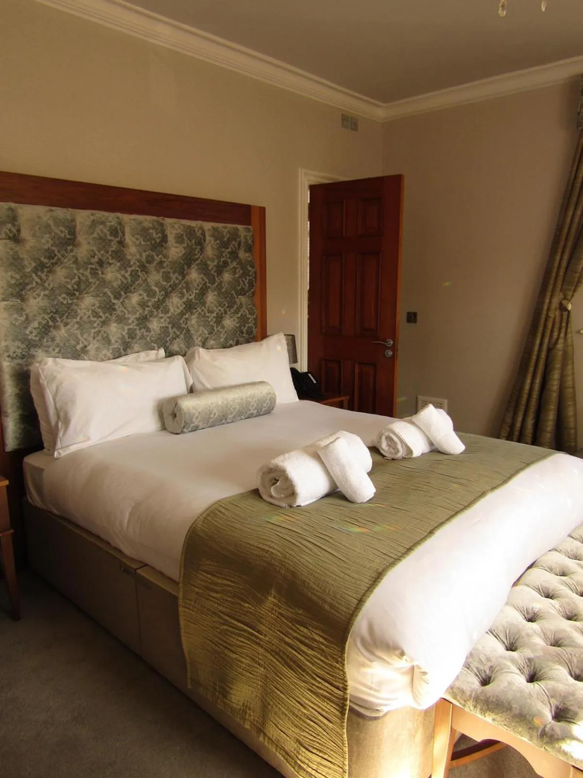 Bed in The Craigie Hotel