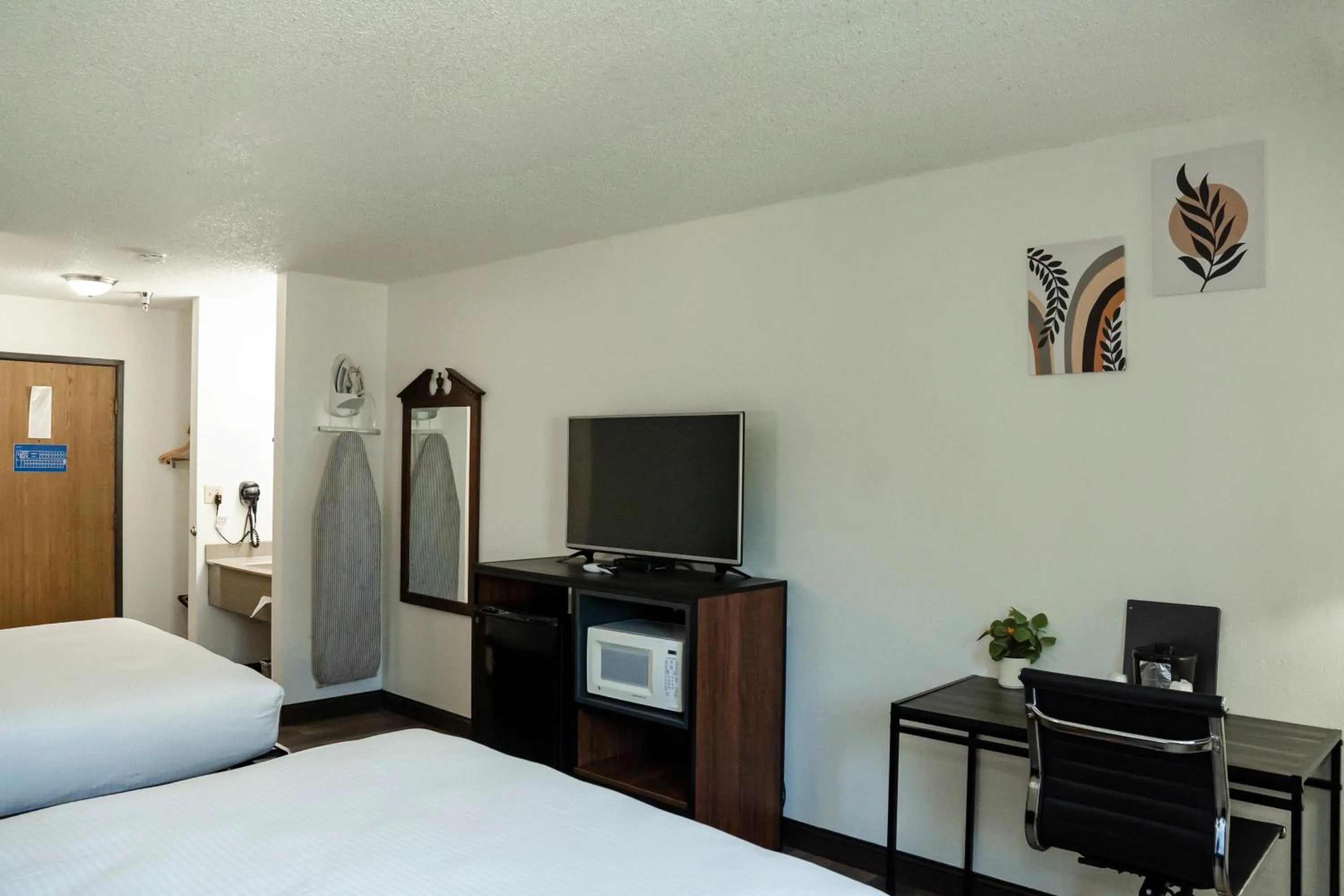 View (from property/room), Bed in Victorian Inn & Suites-York