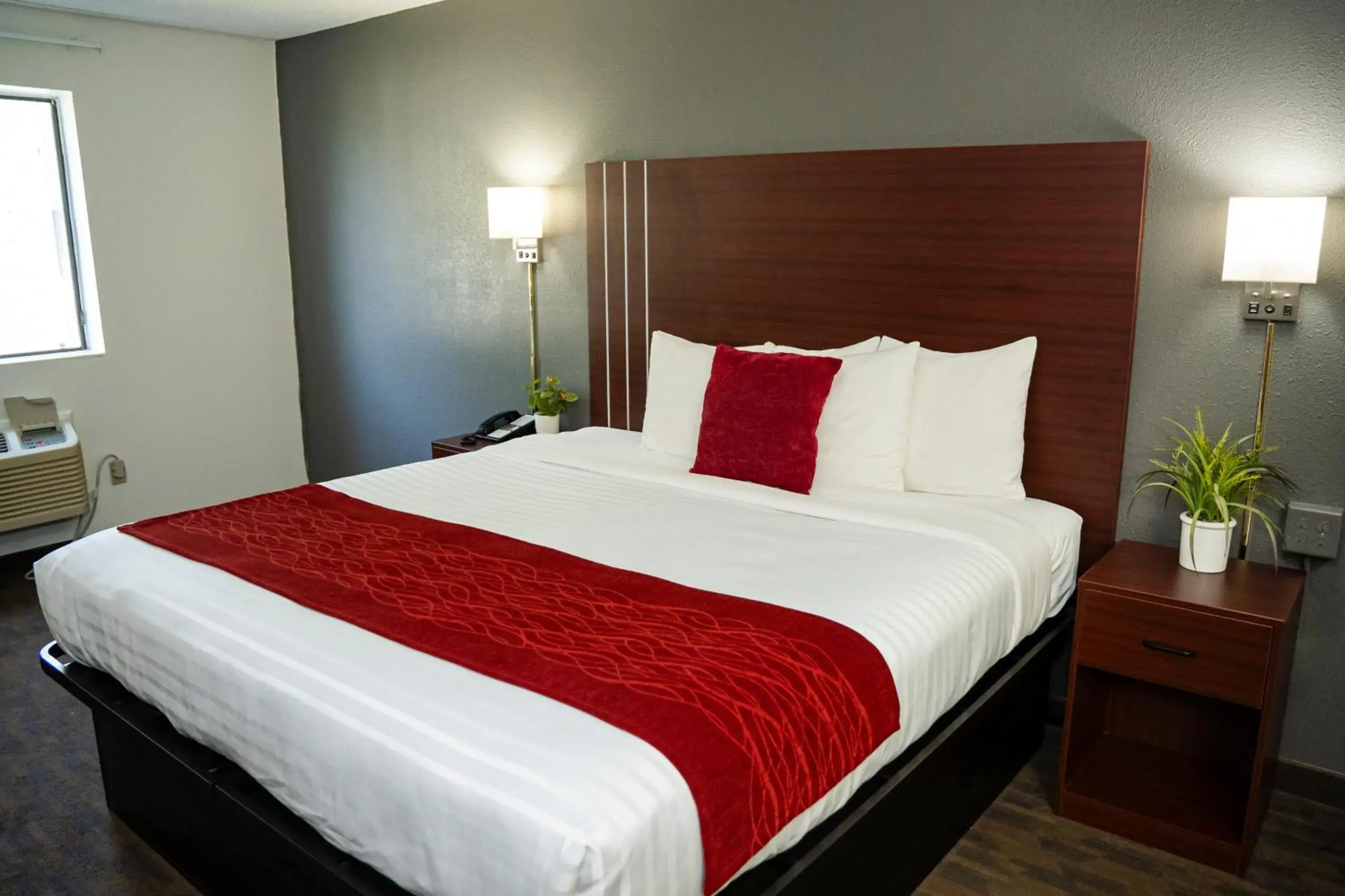 King Room - Non-Smoking in Victorian Inn & Suites-York King Room - Non-Smoking in Victorian Inn & Suites-York