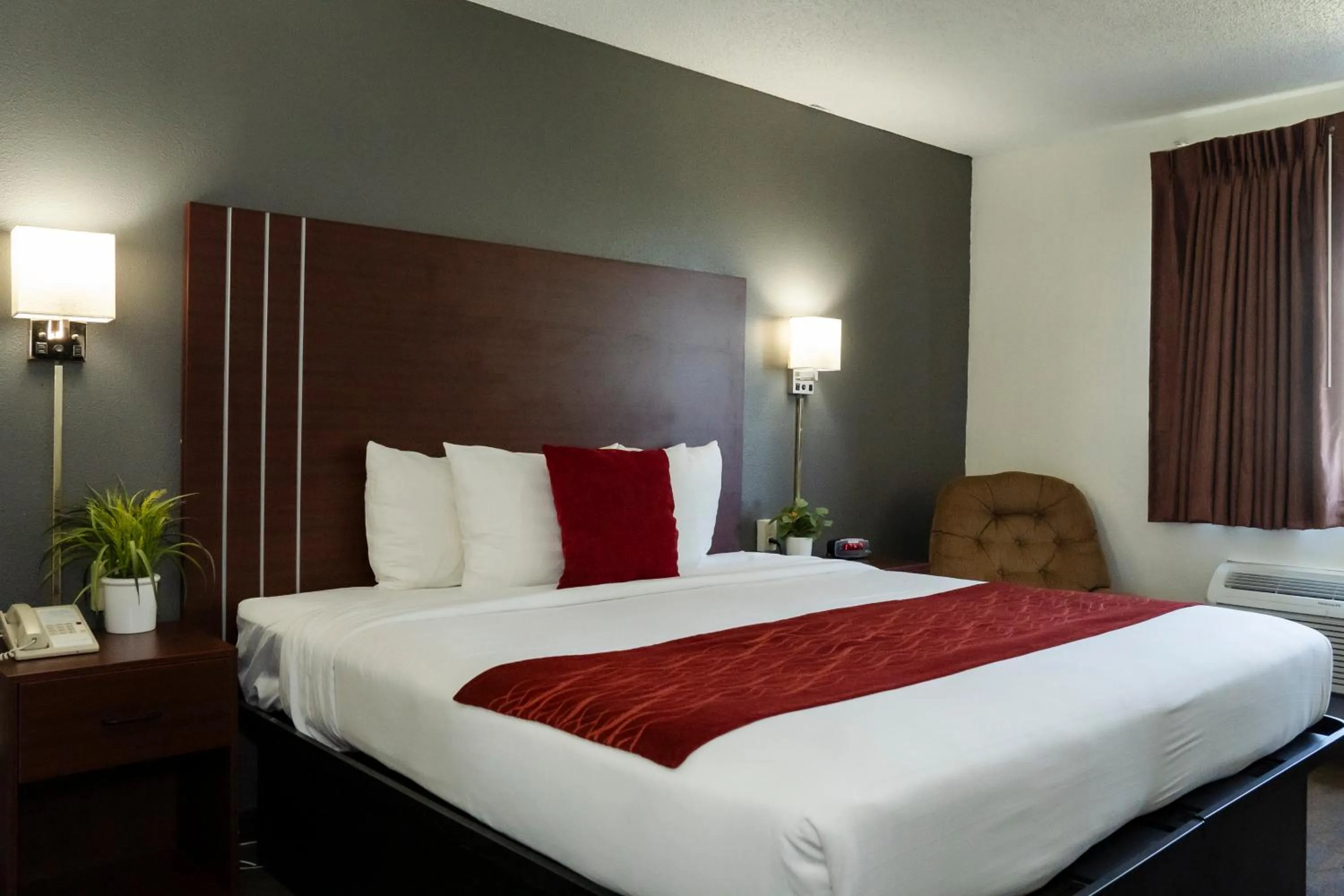 Bed in Victorian Inn & Suites-York