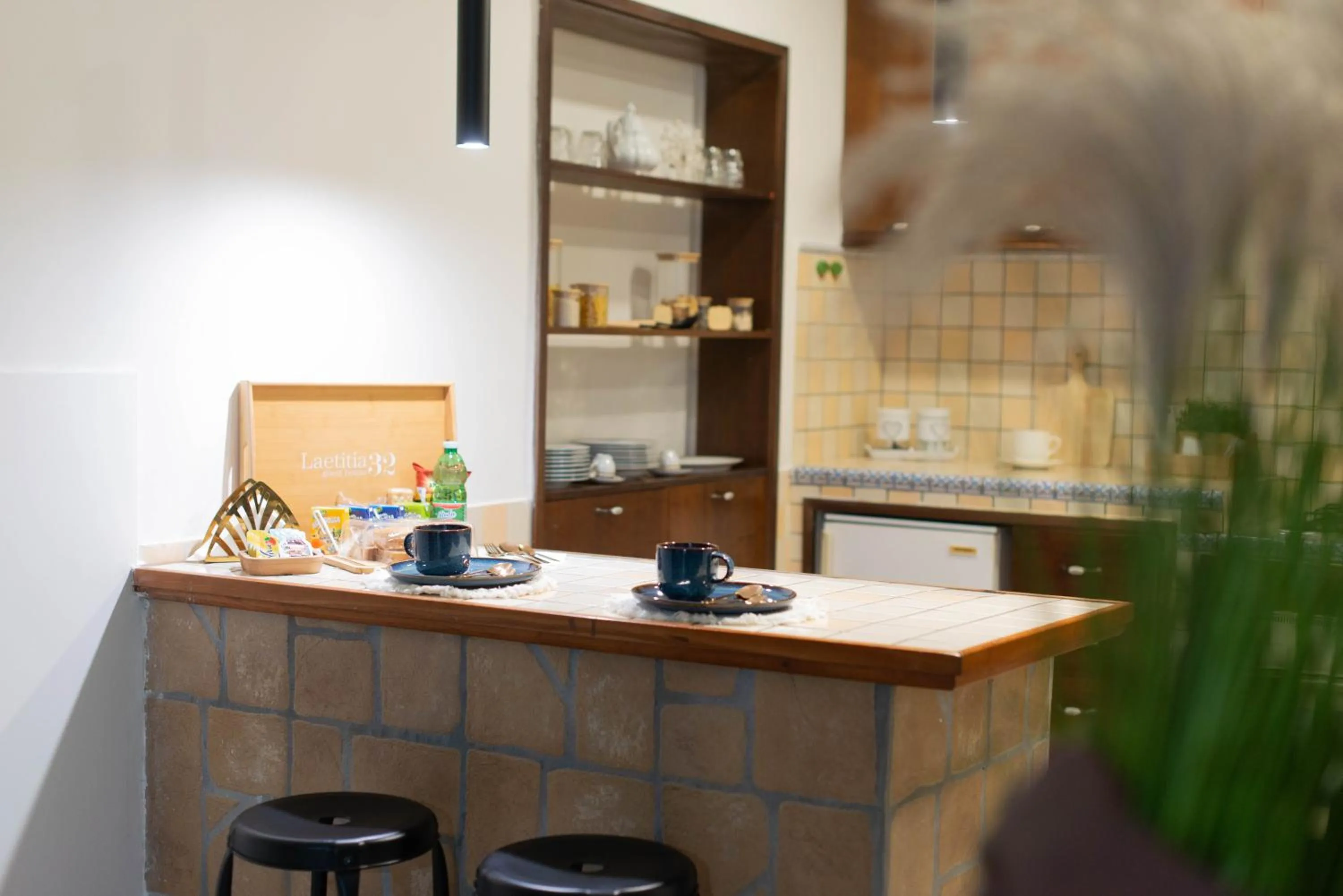 kitchen in loft style taverna con sala giochi