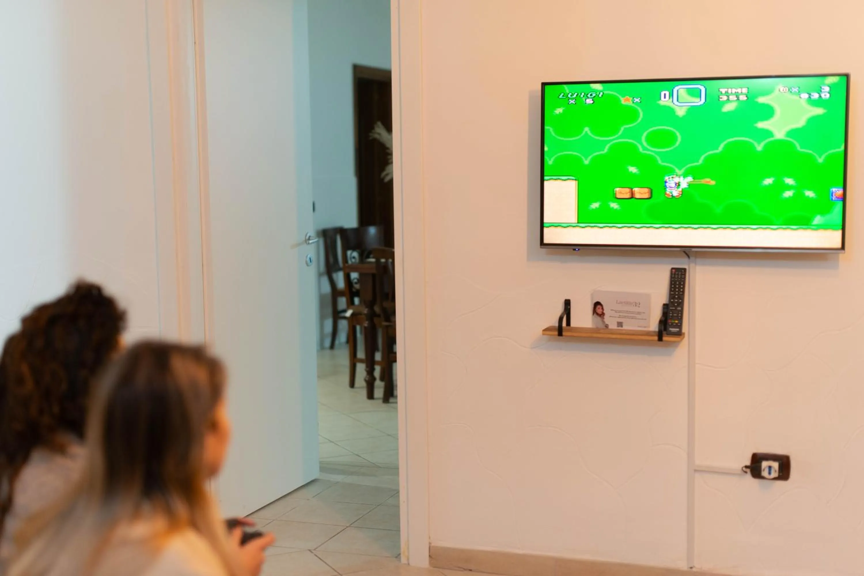 Living room in loft style taverna con sala giochi