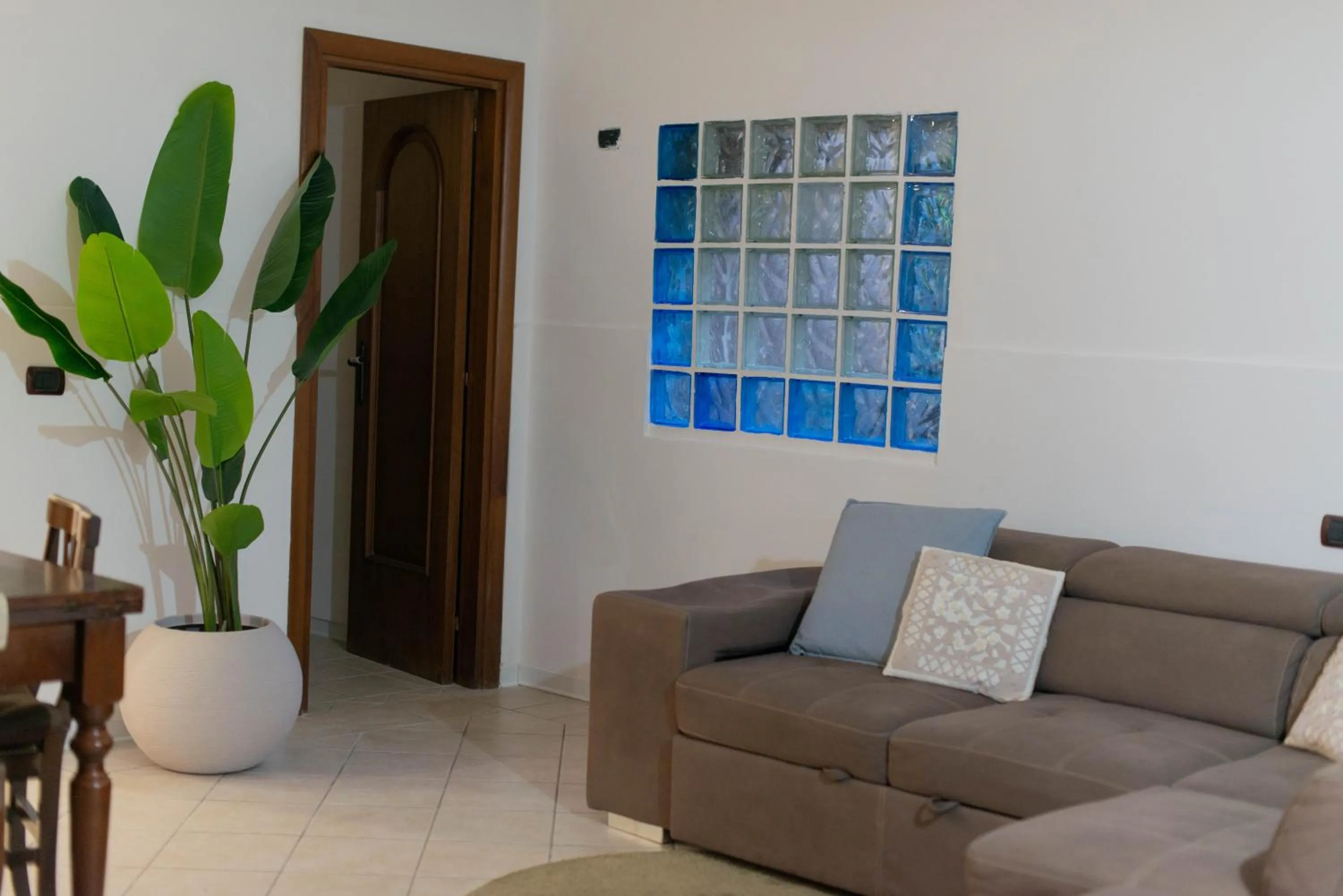 Living room in loft style taverna con sala giochi