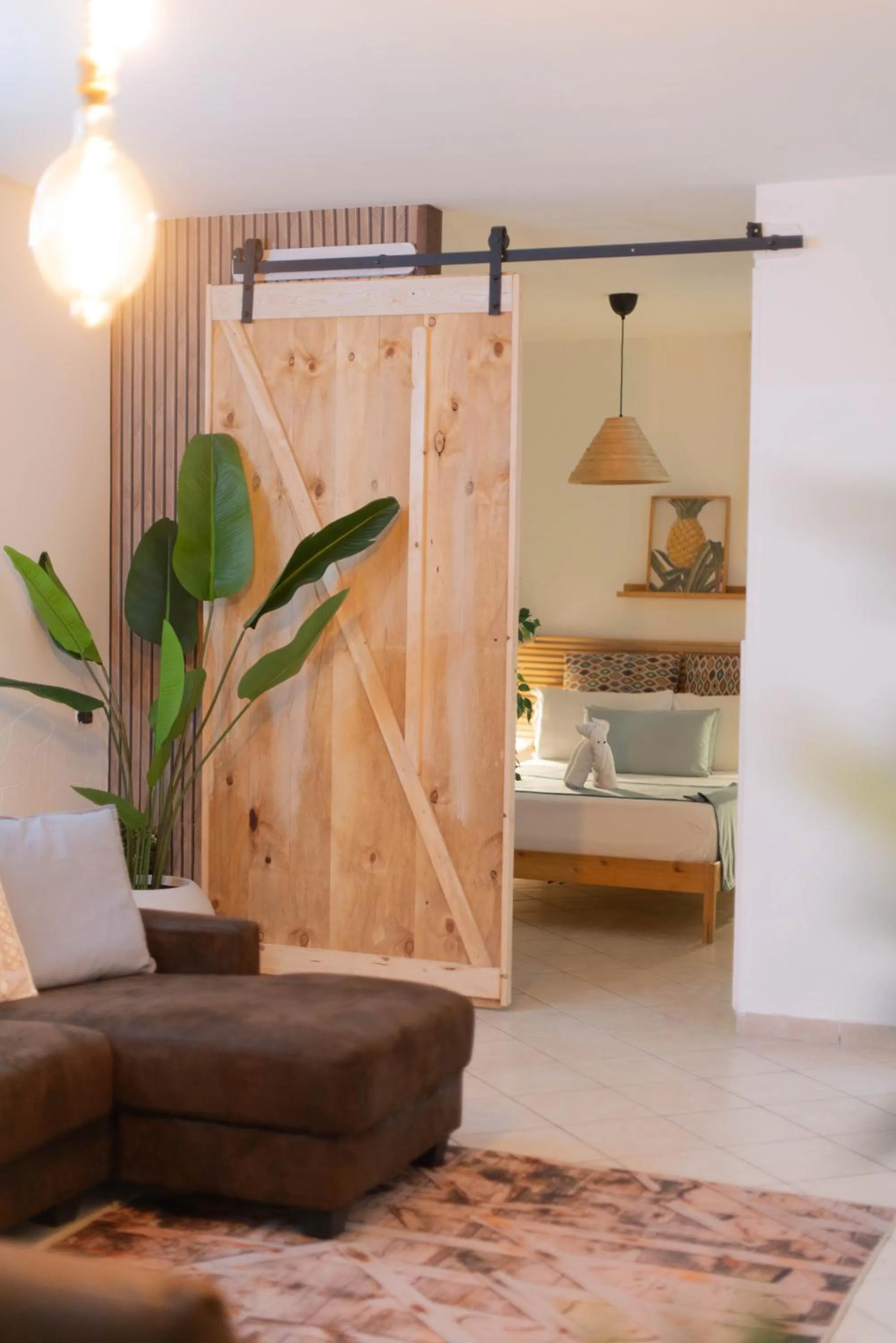 Living room in loft style taverna con sala giochi