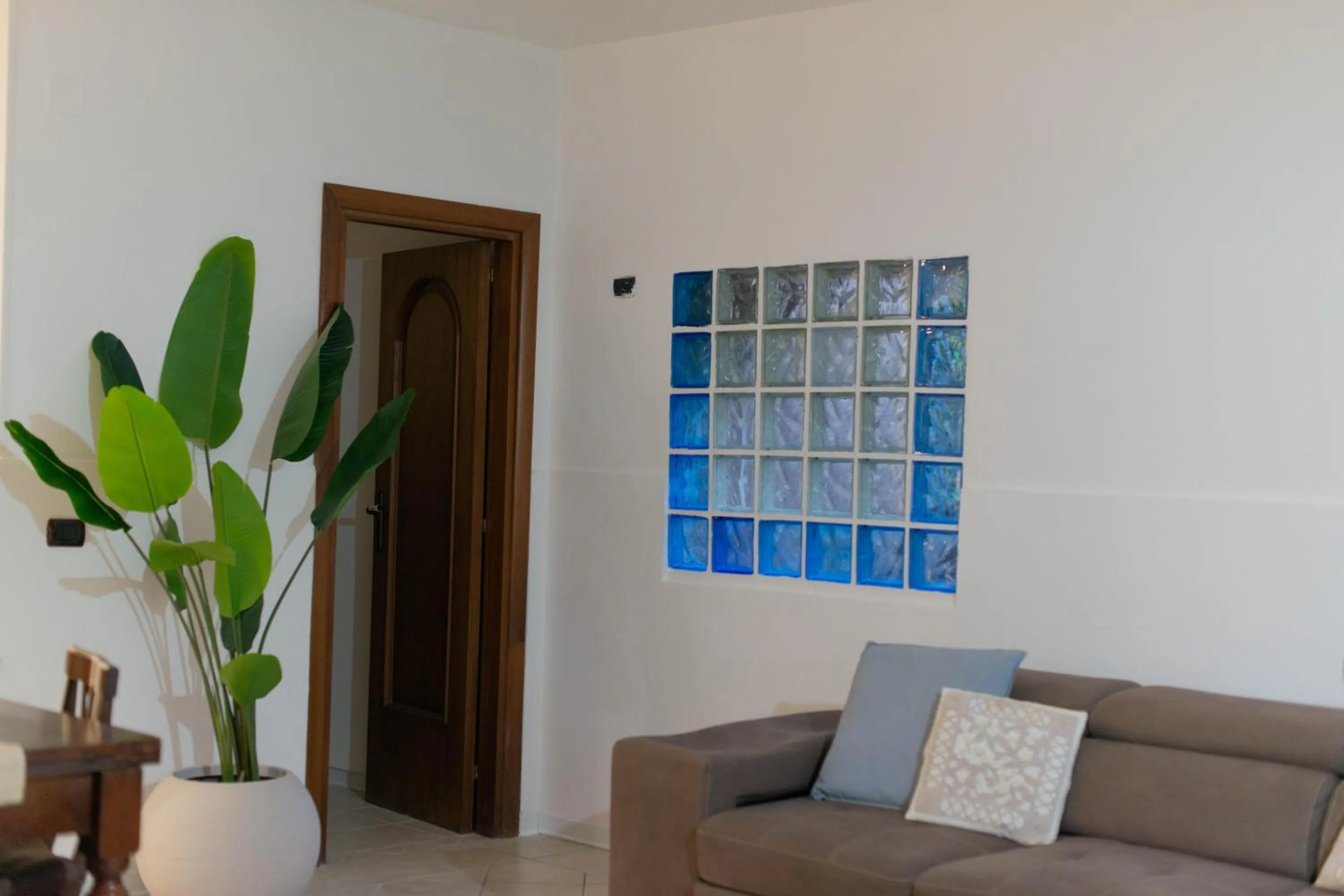 Communal lounge/ TV room in loft style taverna con sala giochi