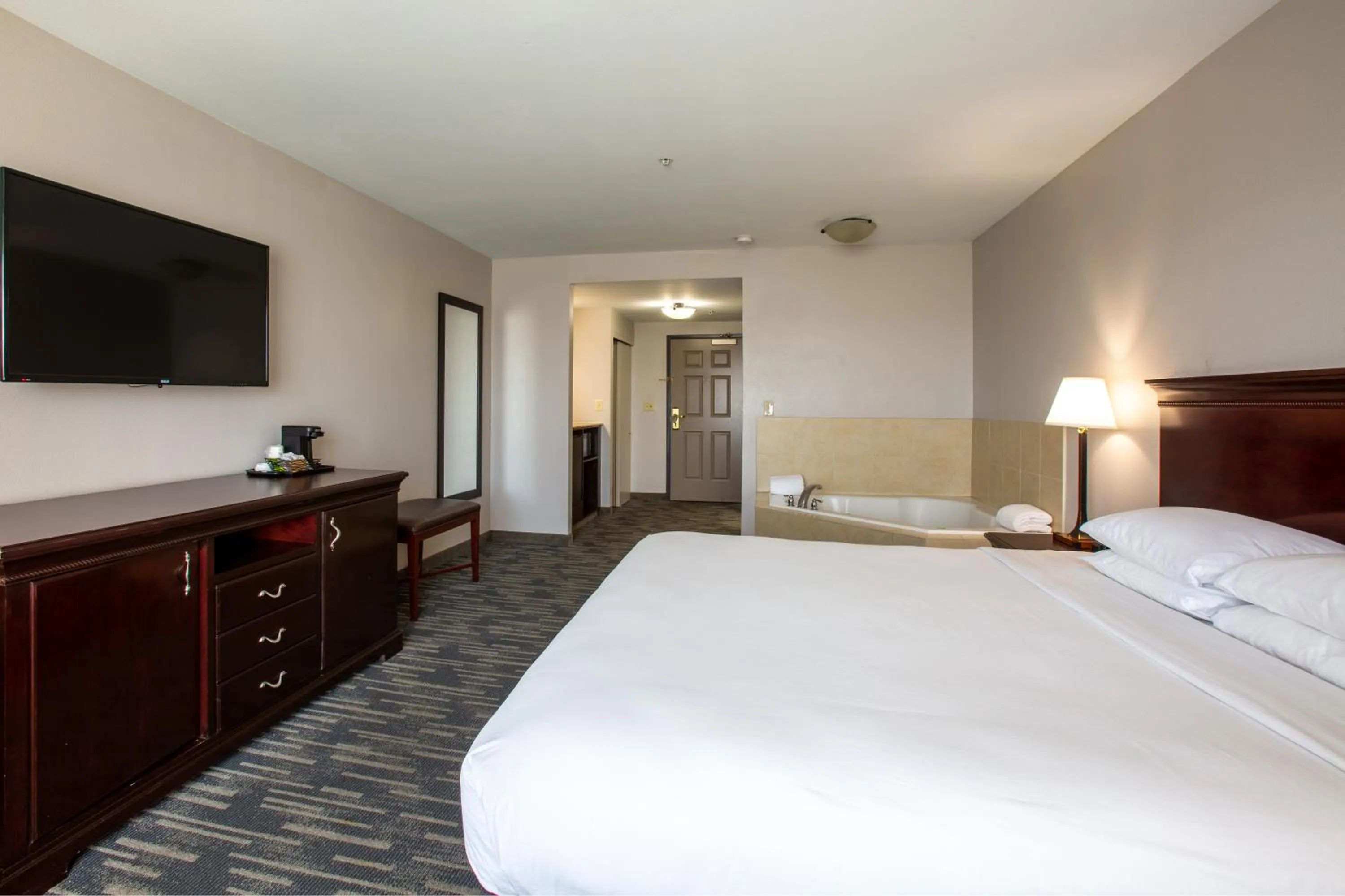 TV and multimedia, Bed in Country Inn & Suites by Radisson, Tucson City Center AZ