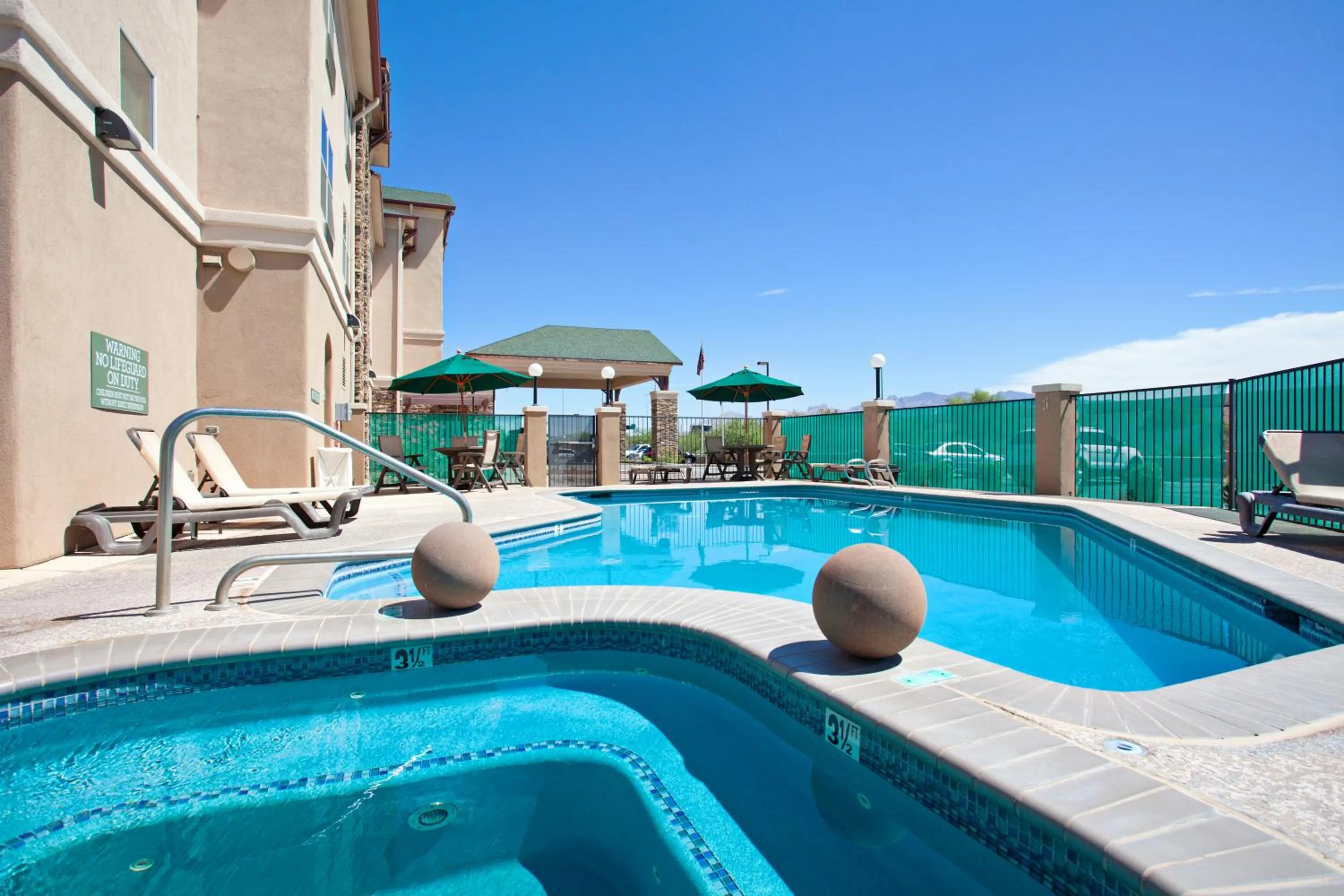 Swimming pool in Country Inn & Suites by Radisson, Tucson City Center AZ
