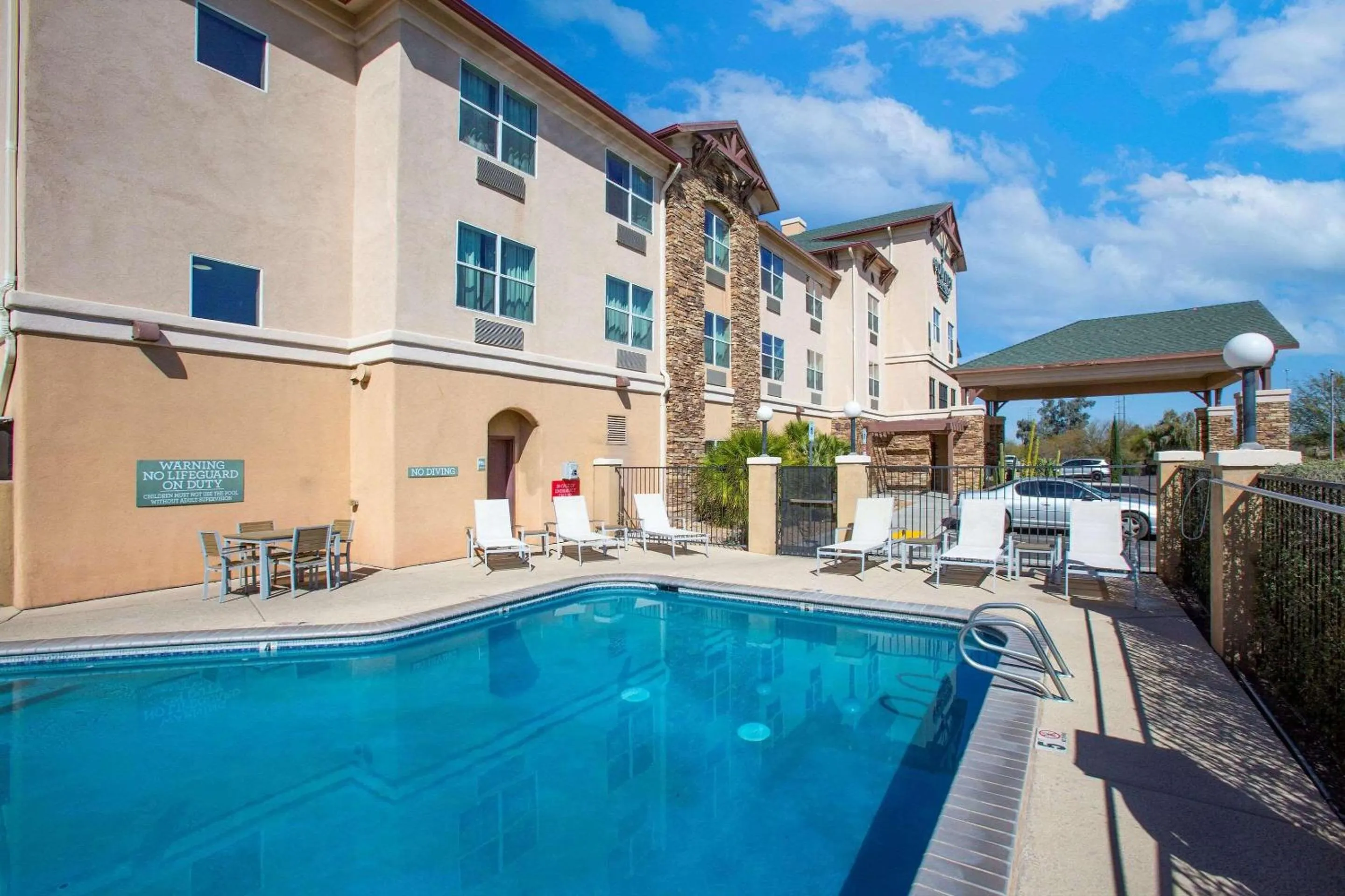Swimming pool in Country Inn & Suites by Radisson, Tucson City Center AZ