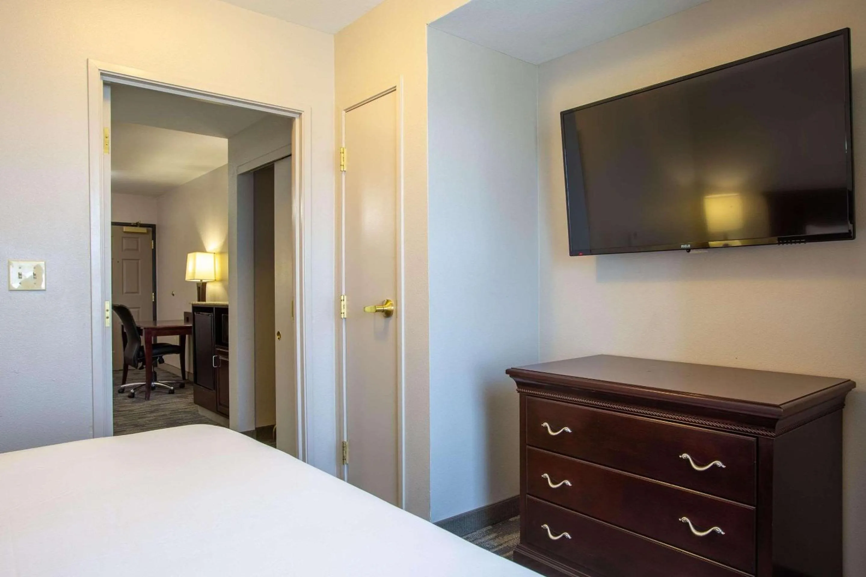 Bedroom, Bed in Country Inn & Suites by Radisson, Tucson City Center AZ