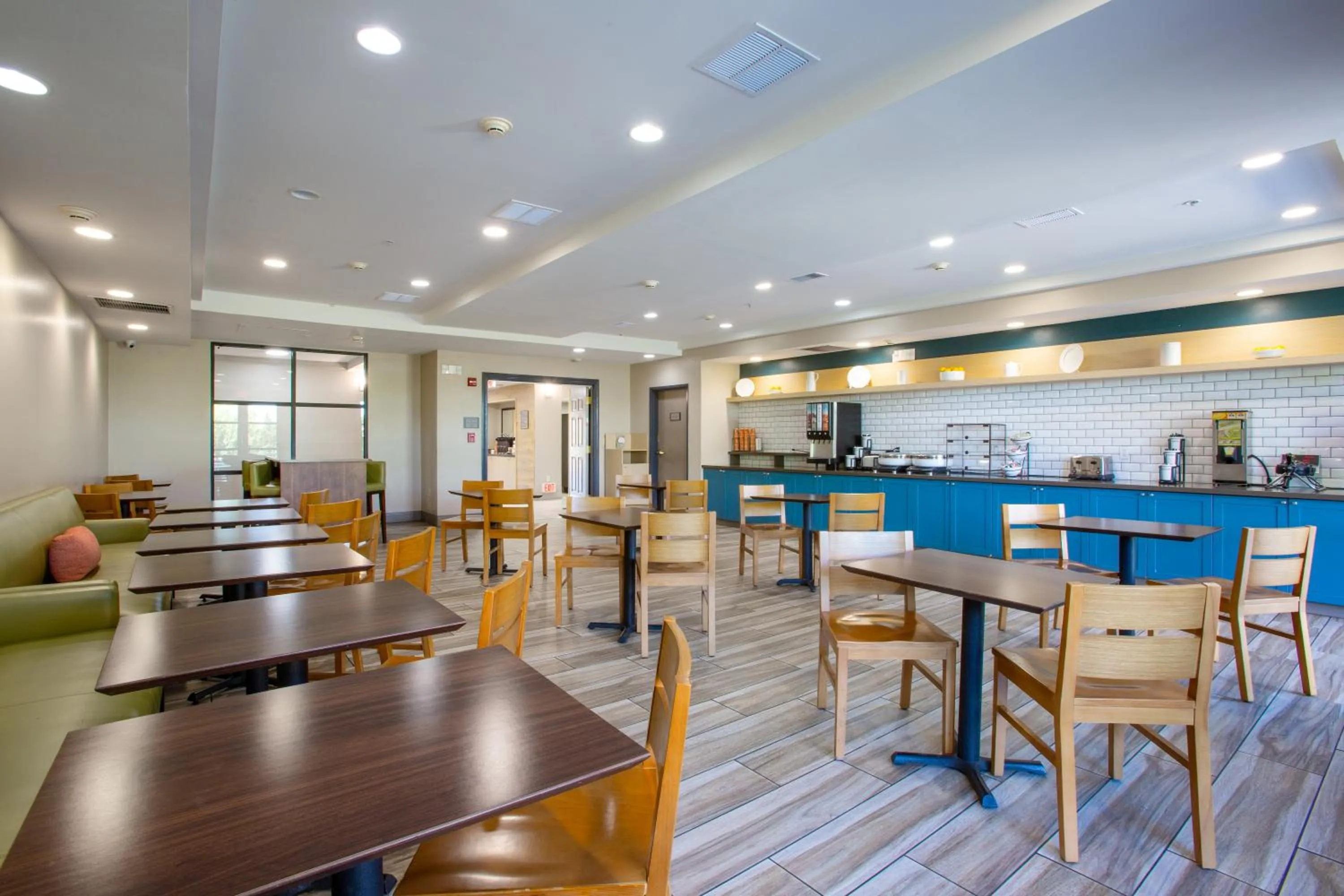 Breakfast in Country Inn & Suites by Radisson, Tucson City Center AZ