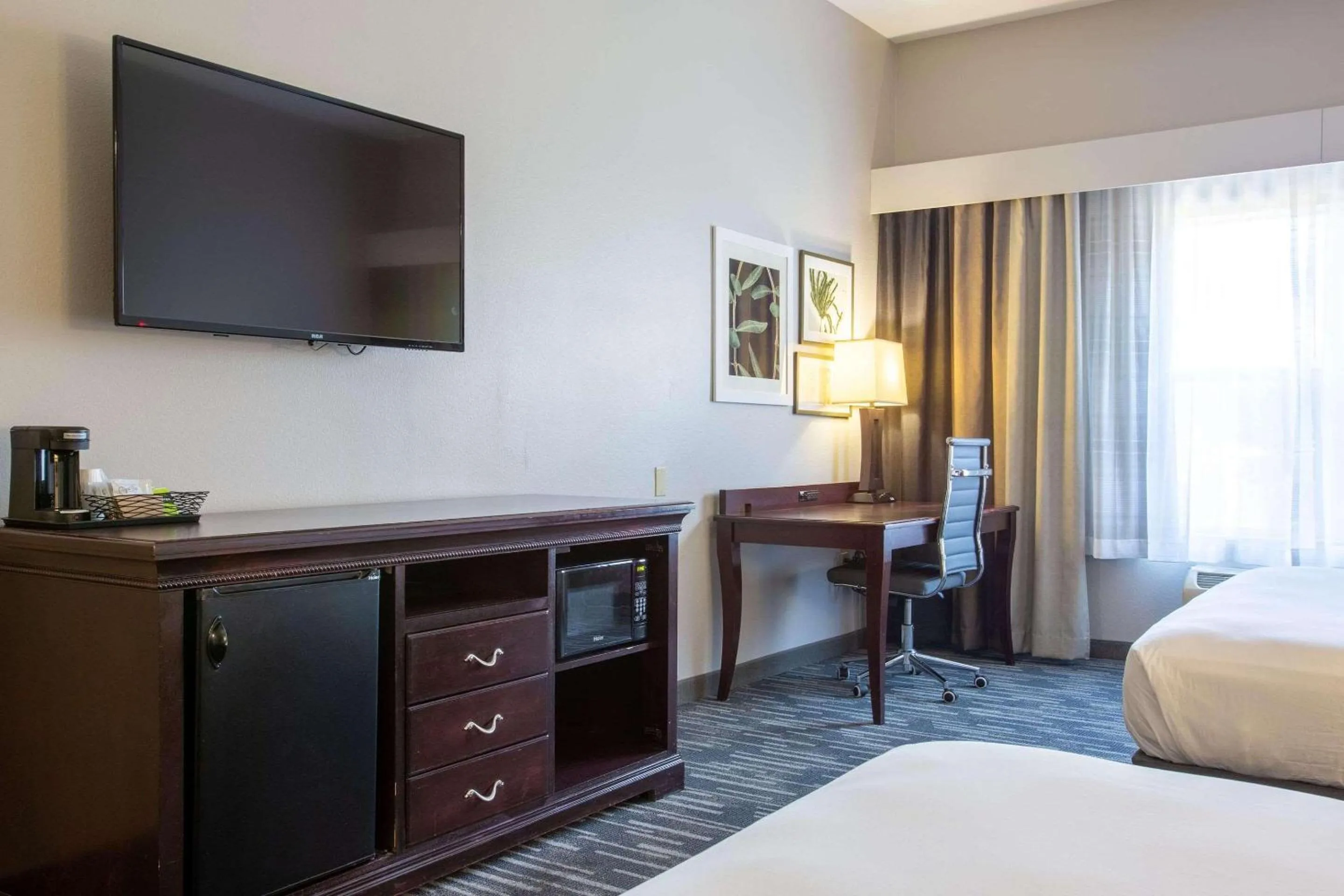 Bedroom, Bed in Country Inn & Suites by Radisson, Tucson City Center AZ