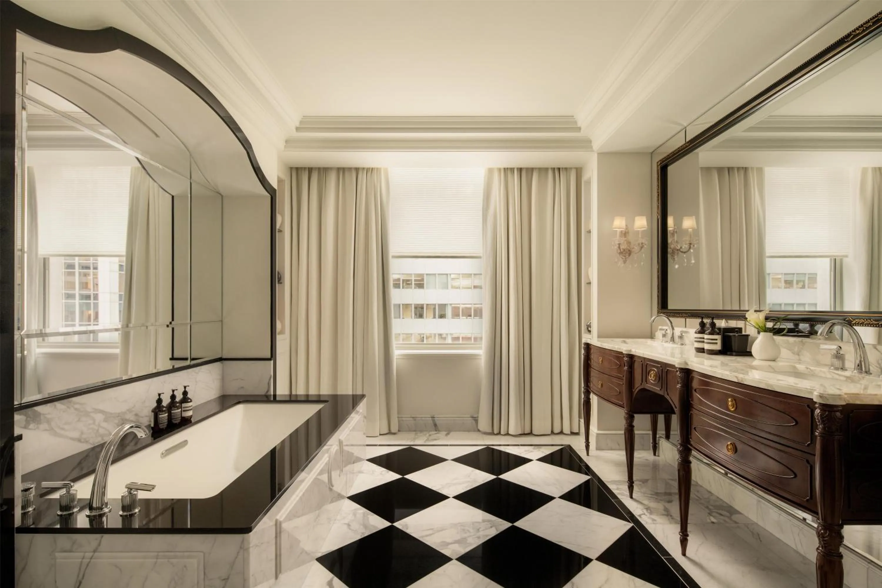 Photo of the whole room in Waldorf Astoria New York