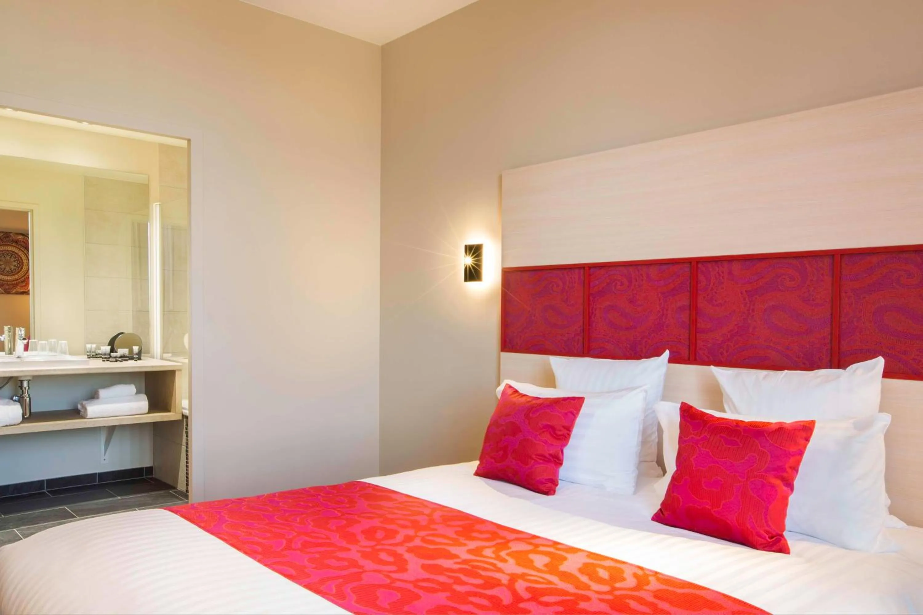 Bedroom, Bed in Best Western Plus Hôtel Escapade Senlis