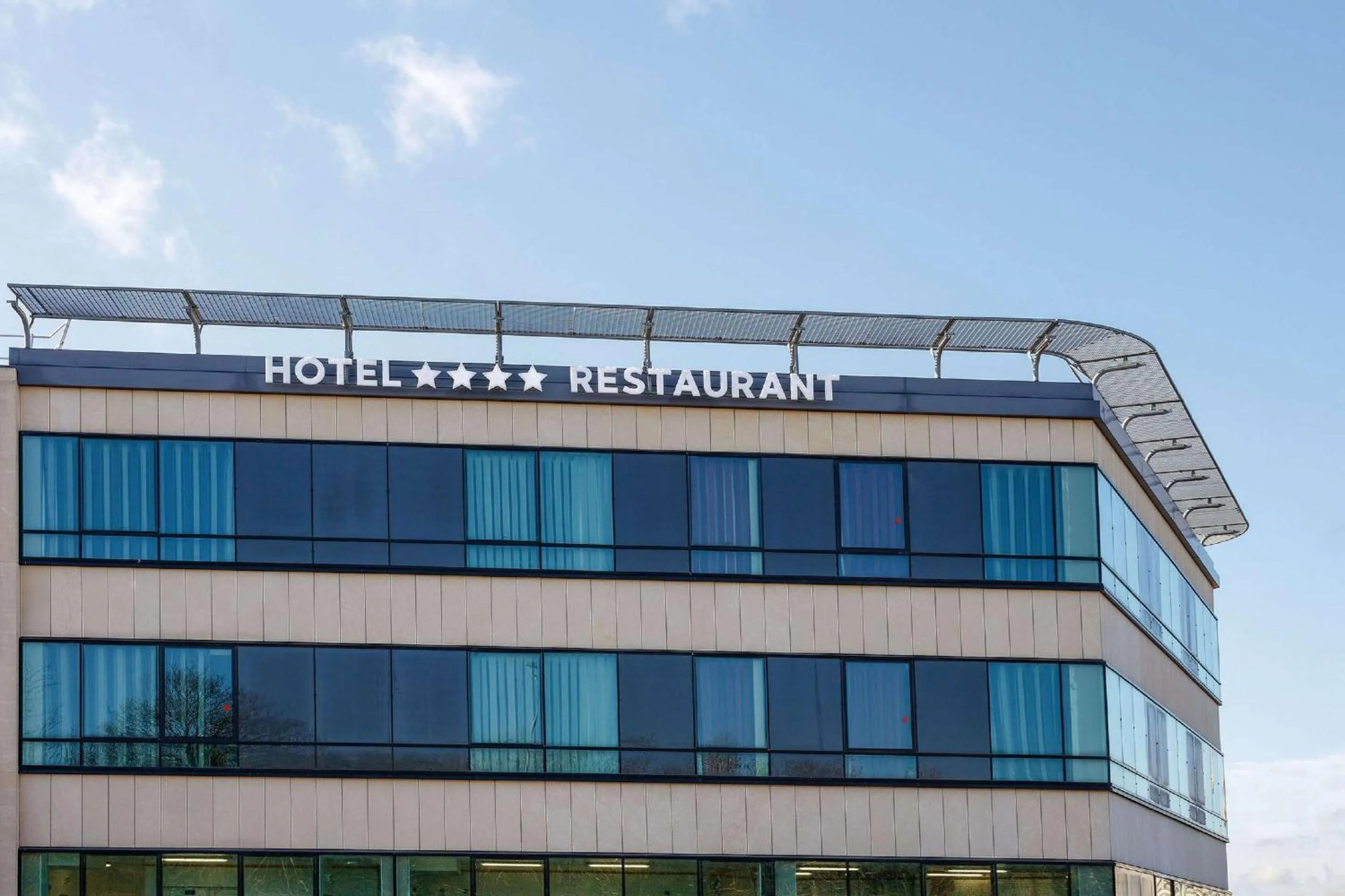 Property building in Best Western Plus Hôtel Escapade Senlis