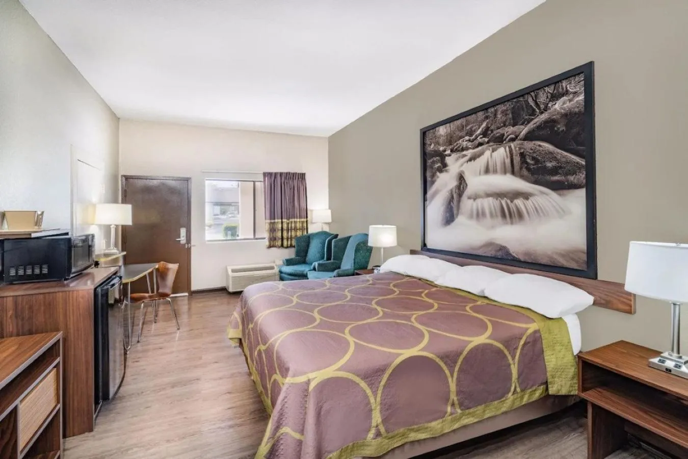 Photo of the whole room, Bed in Super 8 by Wyndham Columbia