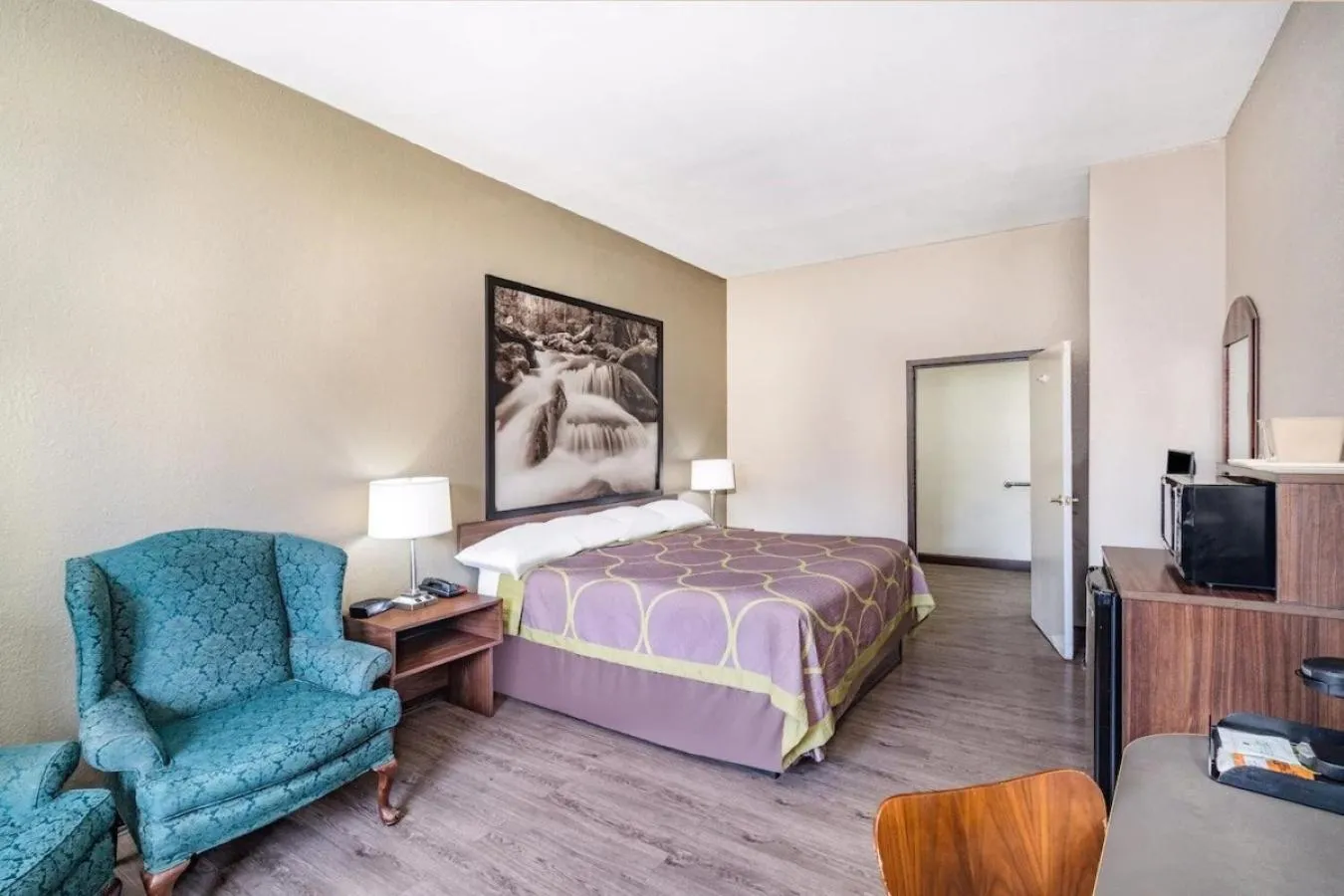 Photo of the whole room, Bed in Super 8 by Wyndham Columbia