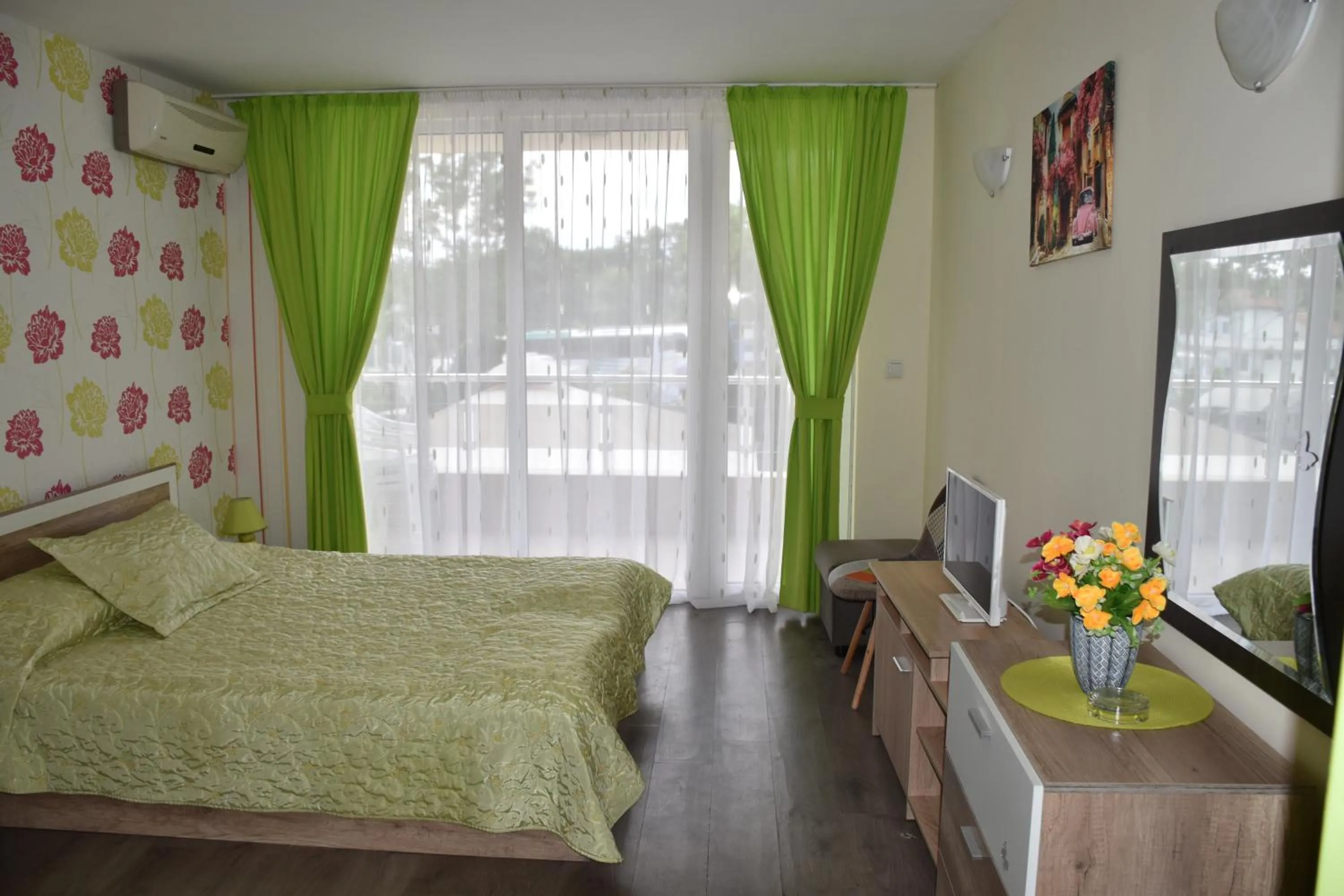 Photo of the whole room, Bed in Hotel Sea Star Приморско