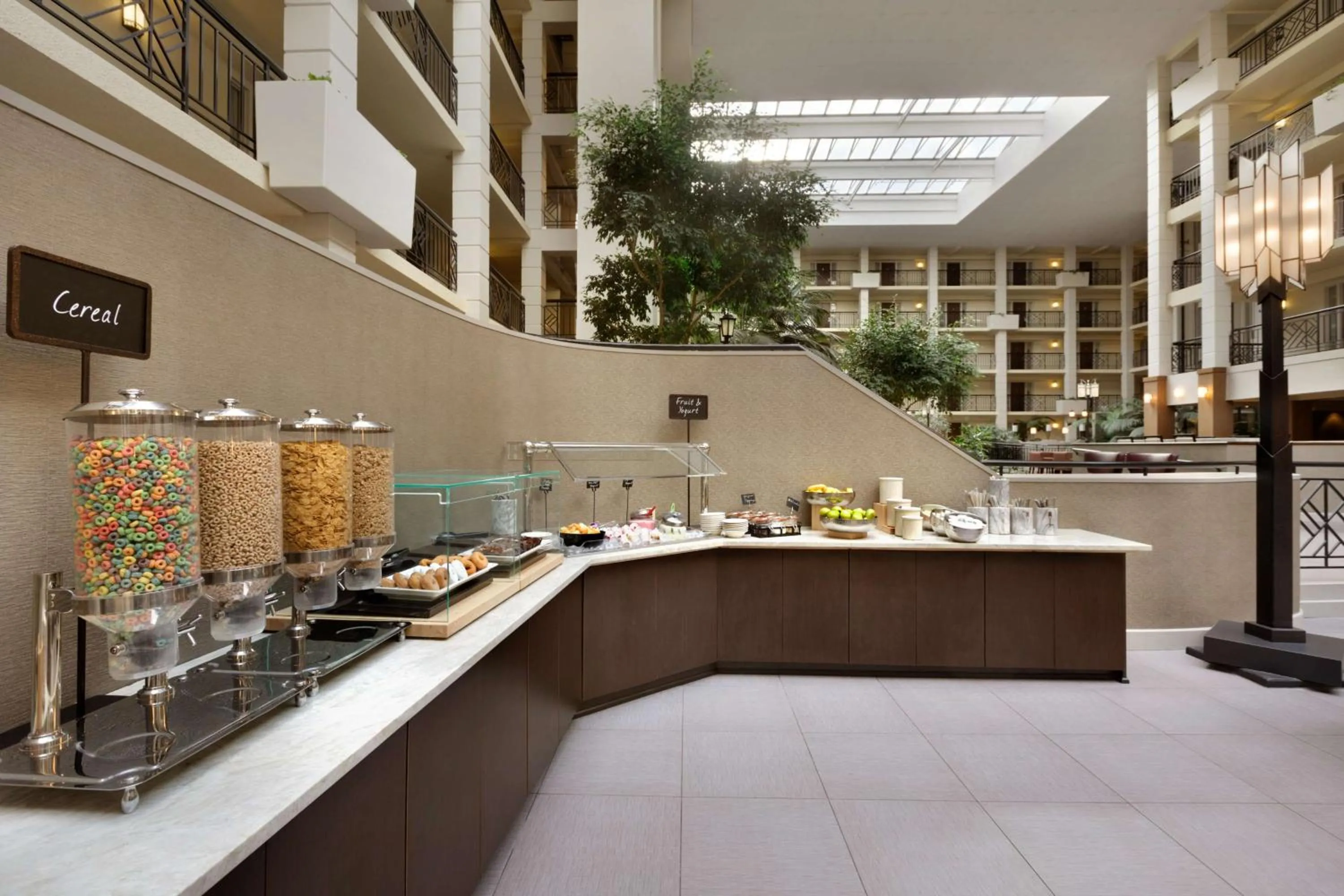 Dining area in Embassy Suites by Hilton Piscataway Somerset