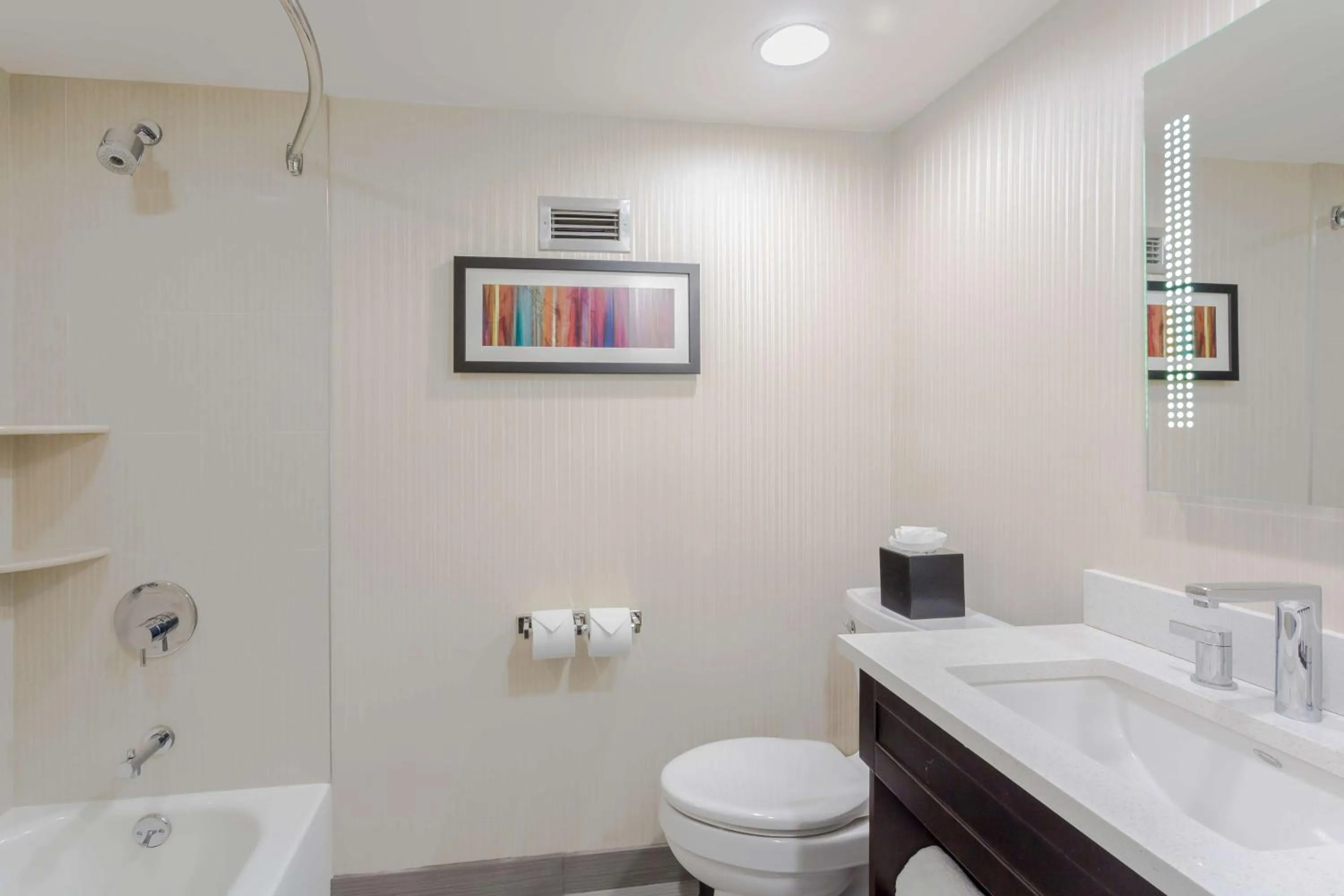 Bed in Embassy Suites by Hilton Piscataway Somerset