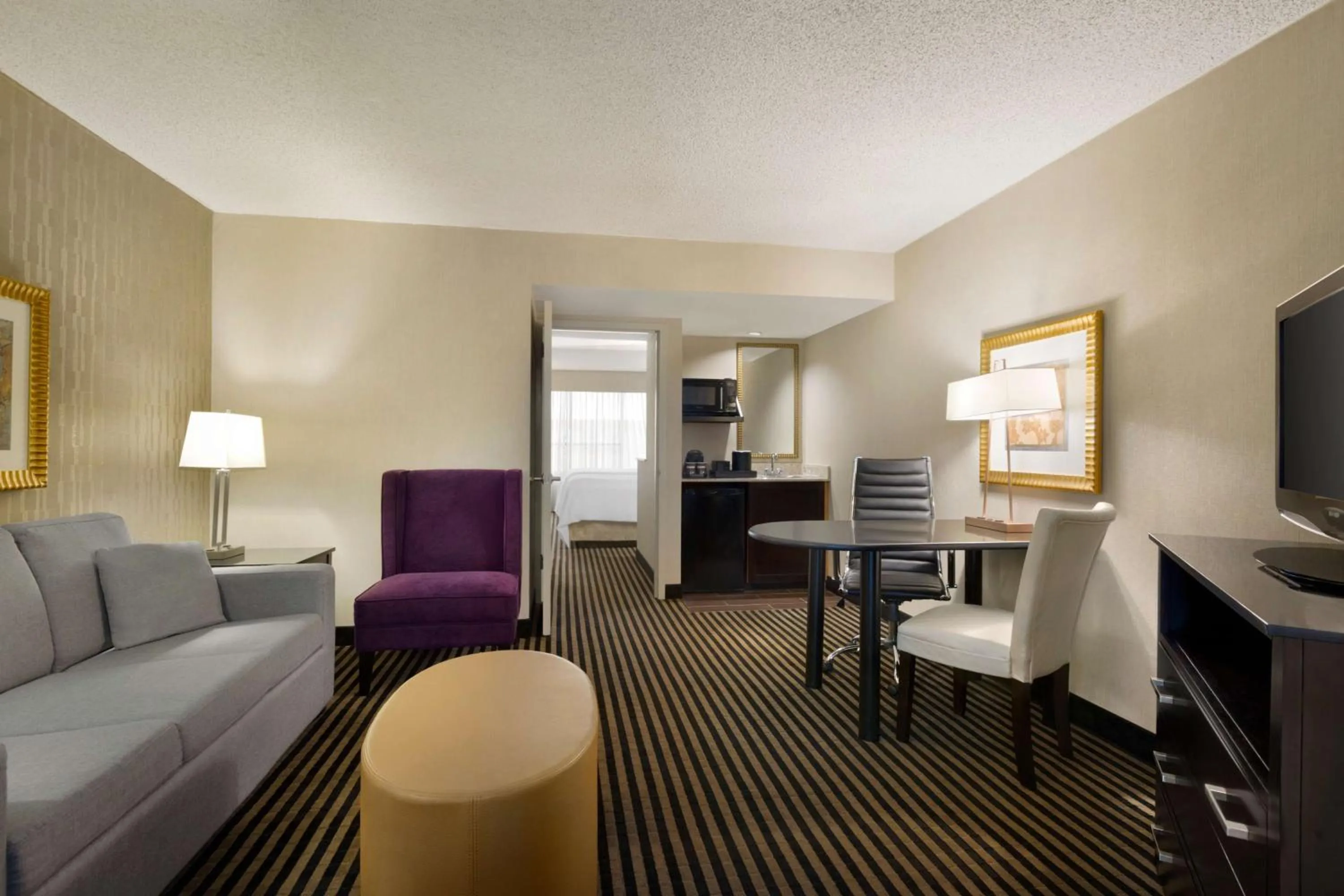 Bed in Embassy Suites by Hilton Piscataway Somerset