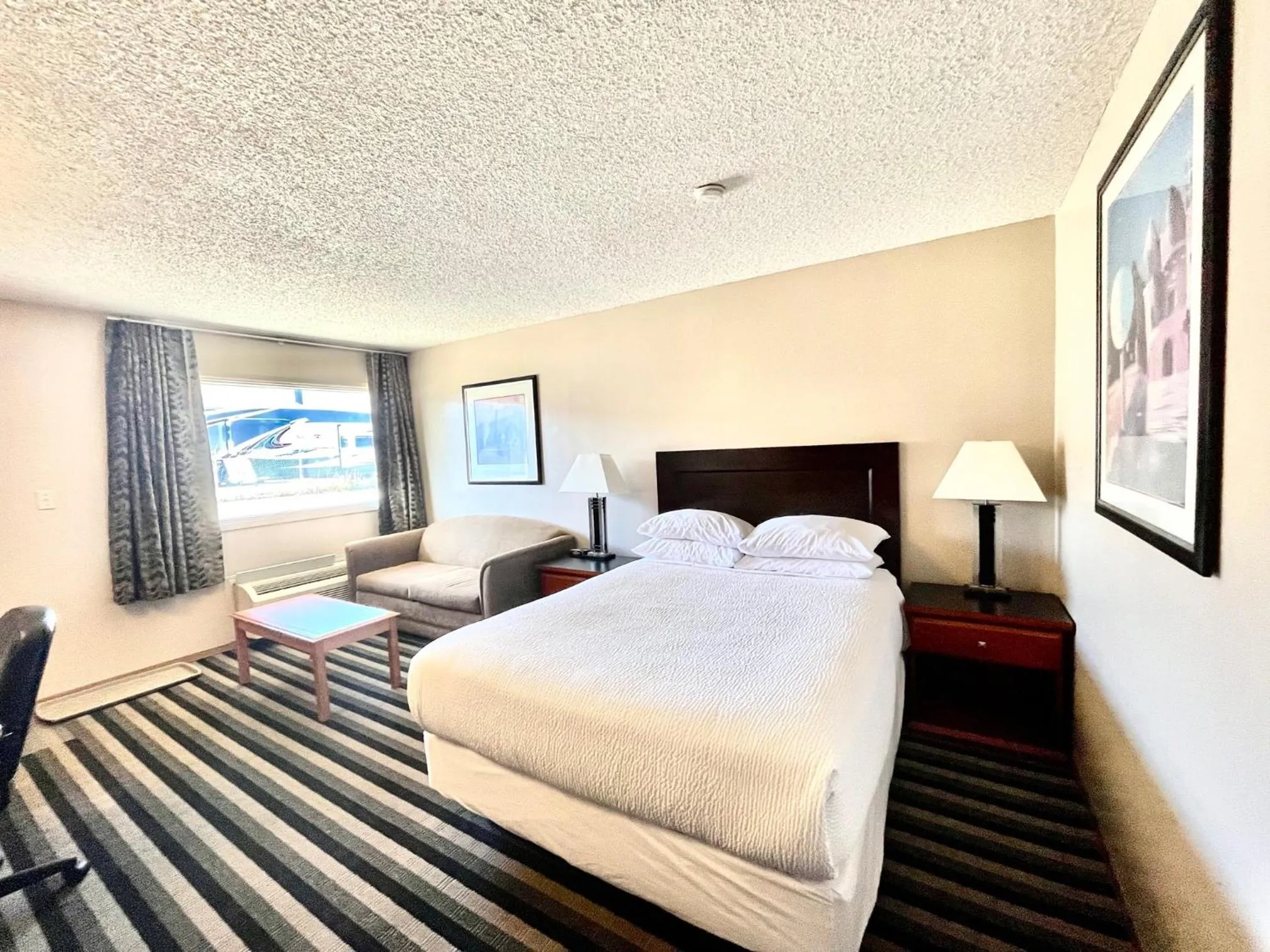 Living room, Bed in Royal Hotel Lloydminster