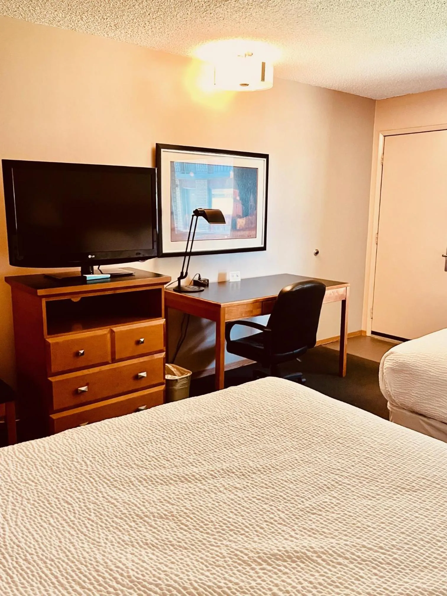 TV and multimedia, Bed in Royal Hotel Lloydminster