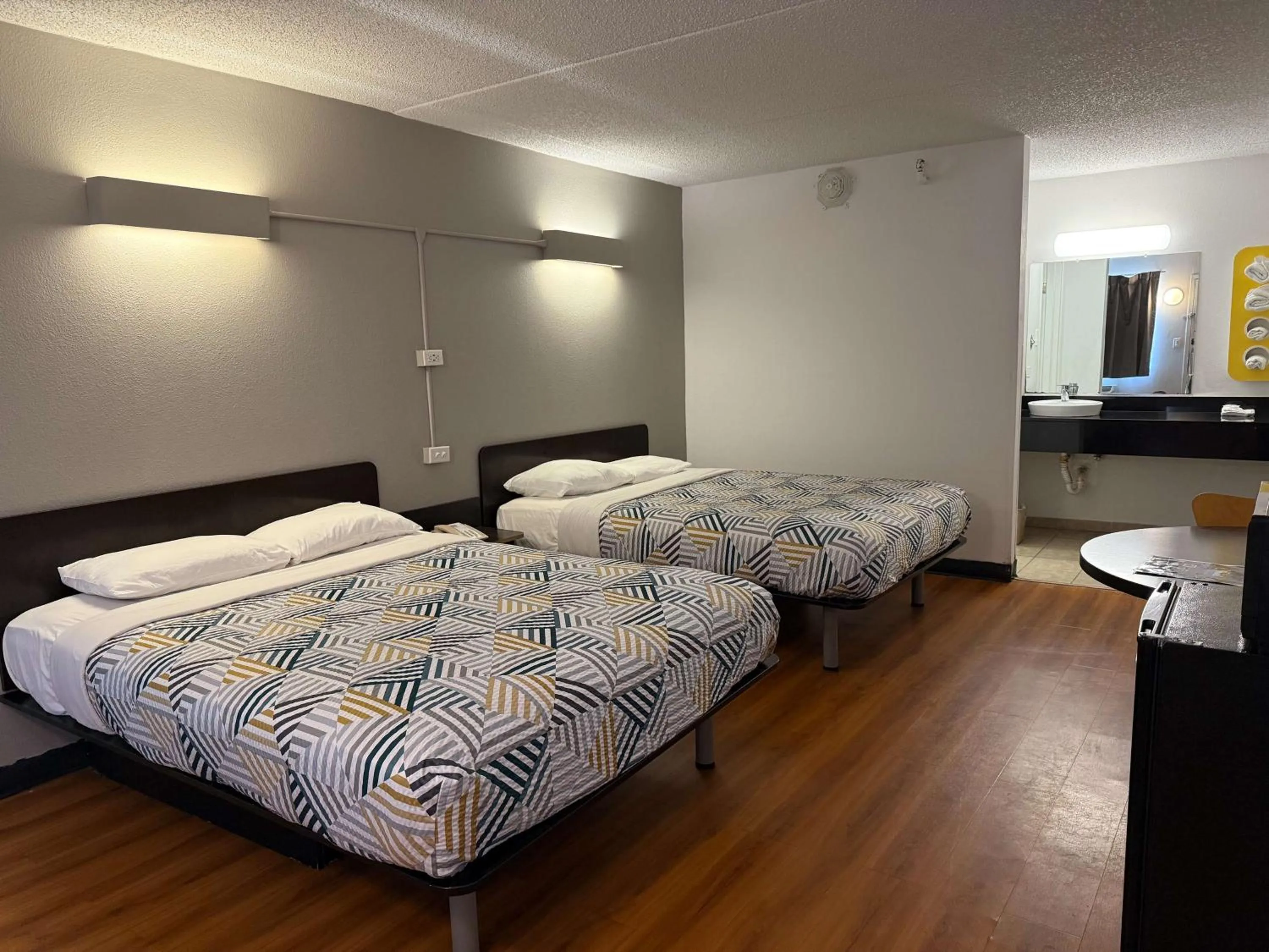 Bedroom, Bed in Motel 6-Joliet, IL - I-80