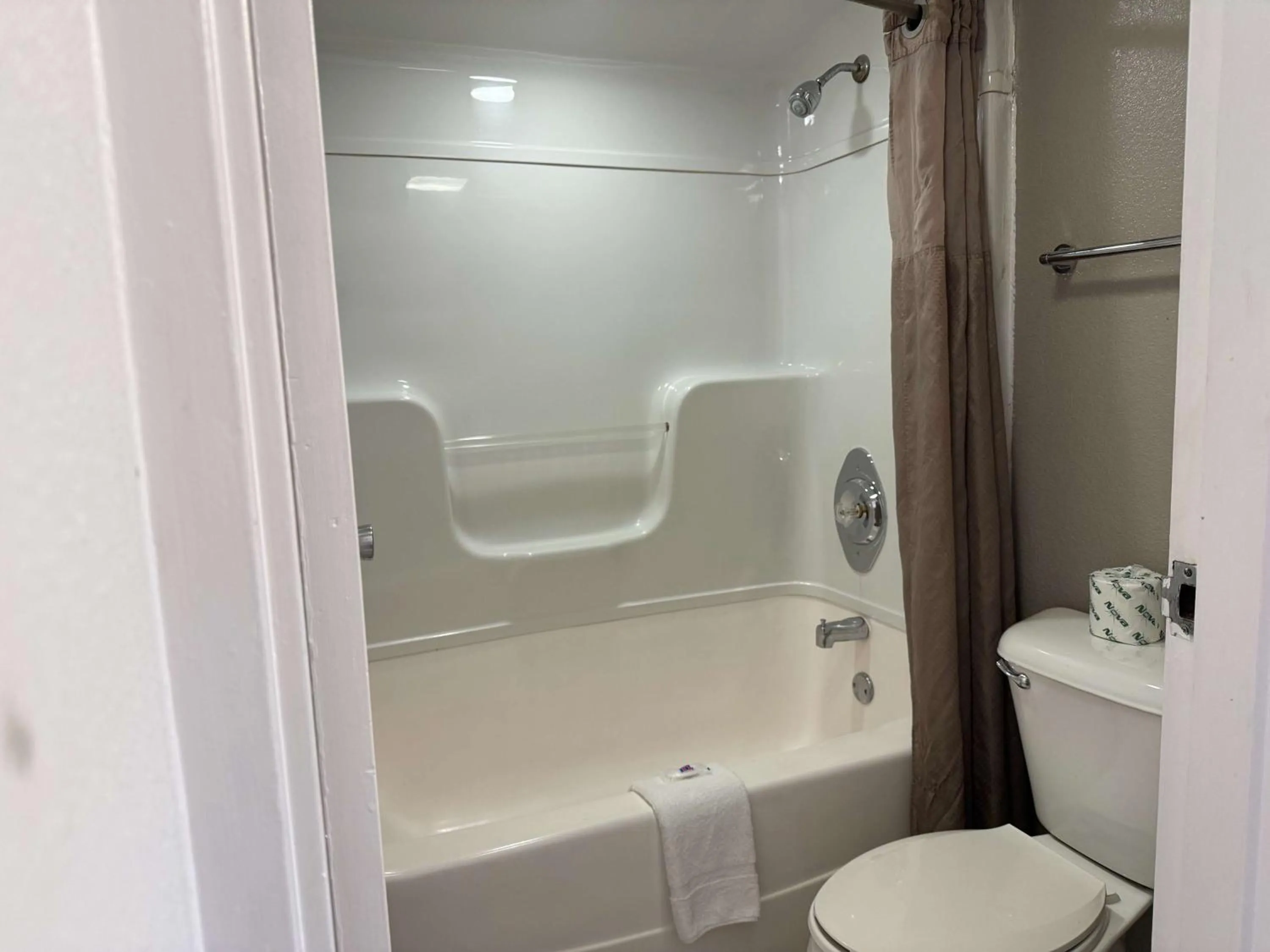 Bedroom in Motel 6-Joliet, IL - I-80