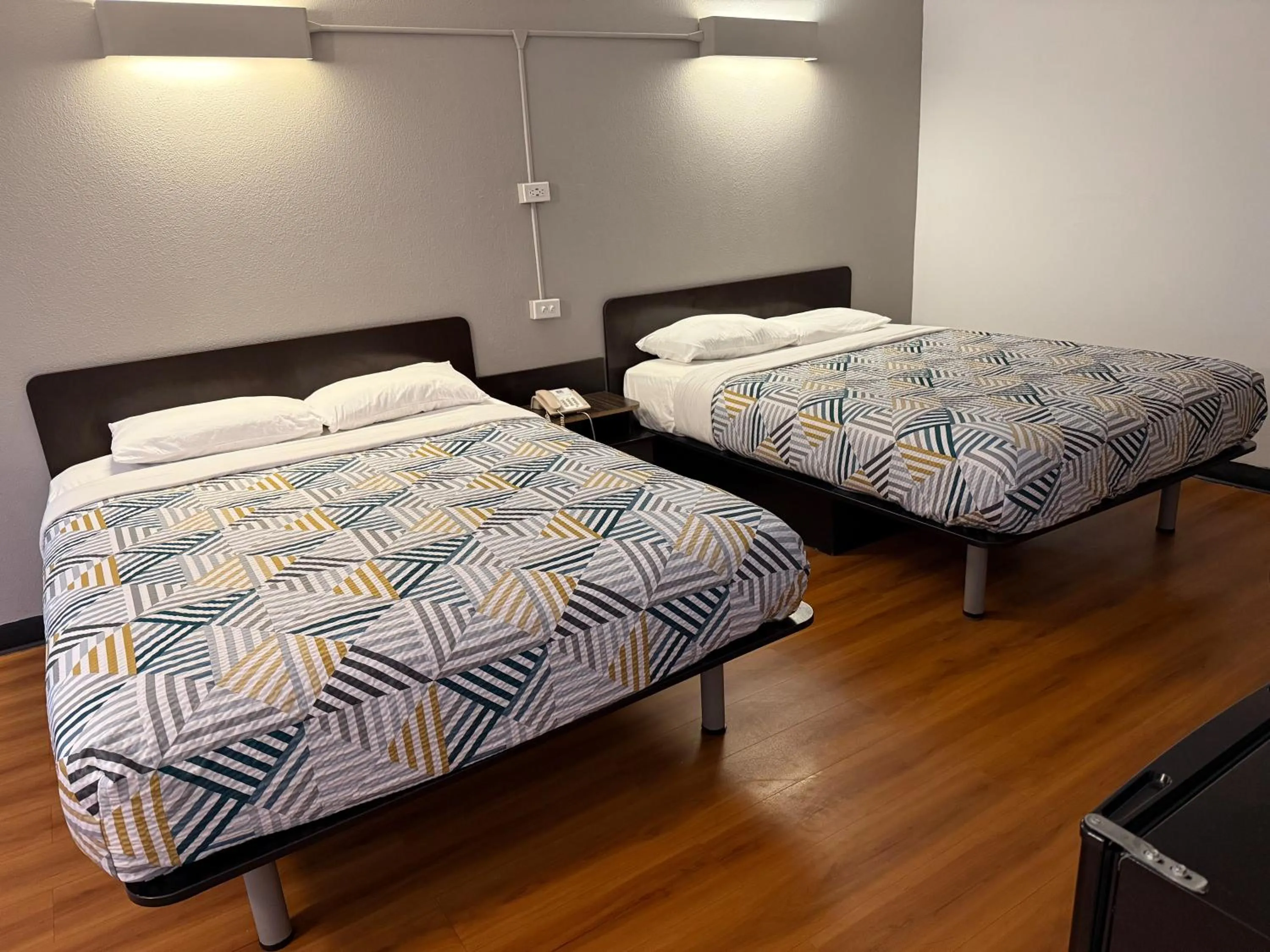 Bedroom, Bed in Motel 6-Joliet, IL - I-80