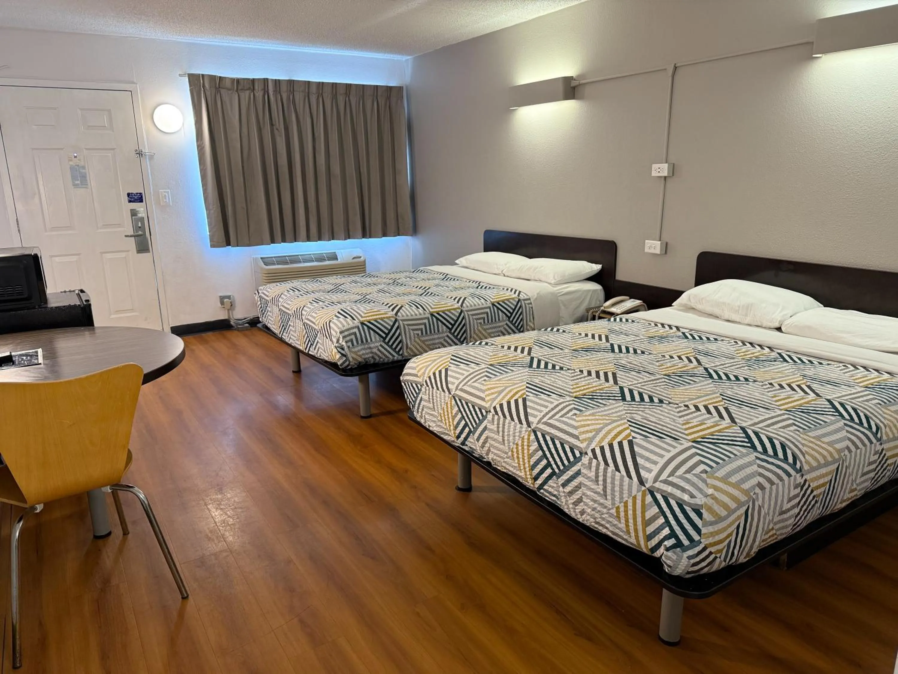 Bedroom, Bed in Motel 6-Joliet, IL - I-80