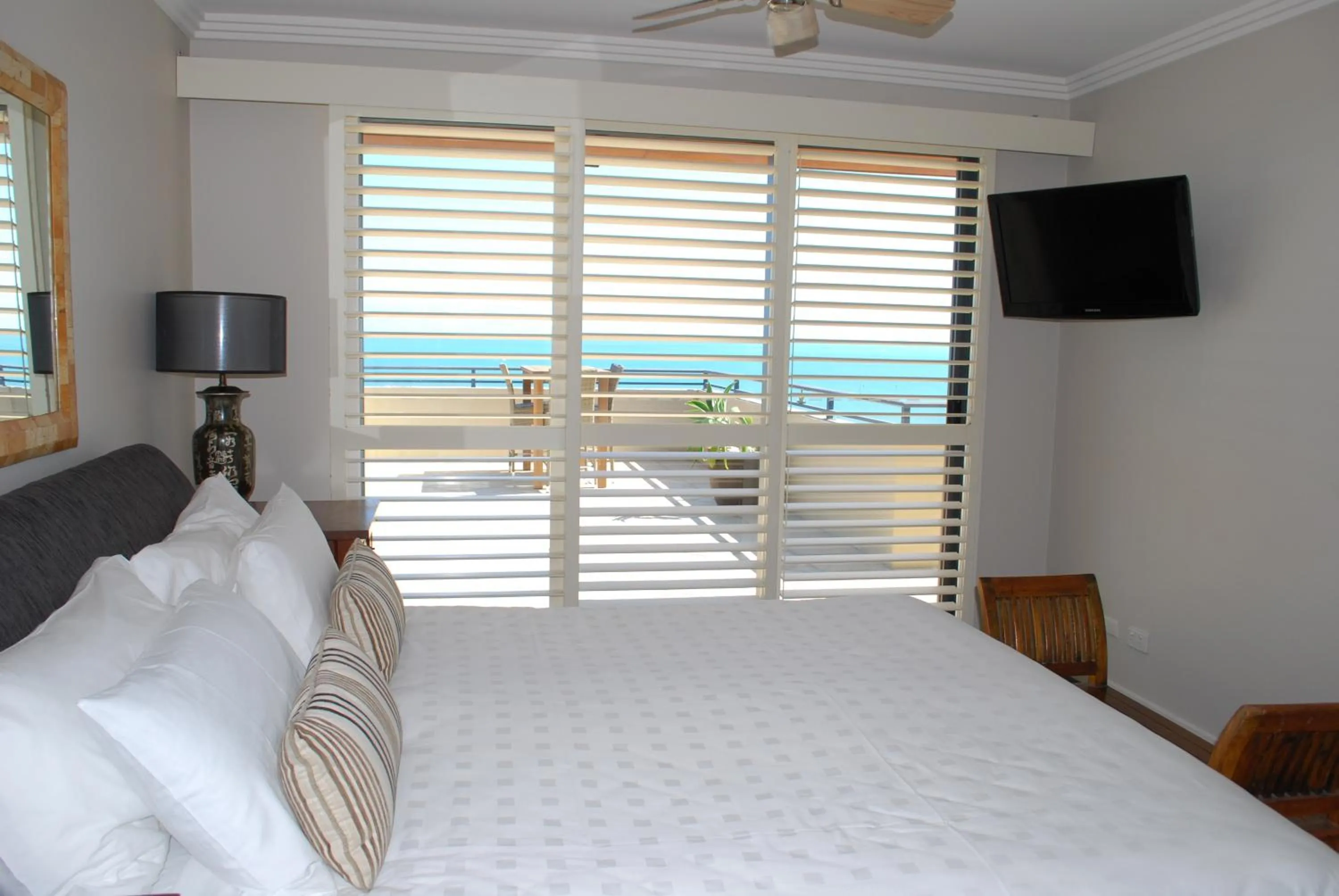 Bedroom, Bed in Pinnacles